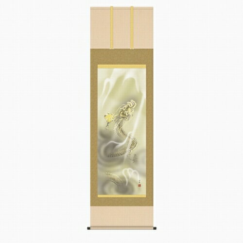 商品の詳細 作家名 井川洋光 作品名 龍神（尺五立） 技法 版画+手彩色 外径サイズ 190×55 cm 作品サイズ − 補足説明 表装済　尺五立 状態 新品 付属品 高級桐箱 エディション 【作品解説・掛軸】宝珠を持った龍が天高くに昇っているところを描いた作品です。家内安全や厄除けのために古くから掛けられているものです。【作者略歴】井川　洋光幸洋会所属【掛け軸寸法・体裁】■寸法　　縦190cm×横55cm　（尺五立）■表装　表装済・風帯付■本紙　絹本■軸先　陶器■箱　　高級桐箱収納 ※ 本商品は、店舗等でも販売している為、　　ご注文のタイミングによっては完売となる場合が御座います　　ので、その場合は、ご容赦下さい。 ■井川洋光の一覧 ※商品画像は、出来る限り商品の色合いに近付けて再現する様、心掛けておりますが、ご使用のモニタによっては実際の色合いと異なって見える場合が御座います。予め、ご了承下さい。 掛軸：掛け軸：_動物_龍_竜_厄除け_開運_吉祥_干支_商売繁盛_昇龍
