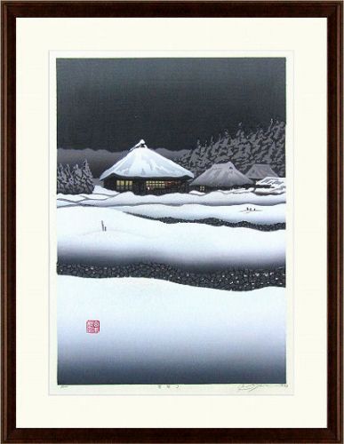 商品の詳細 作家名 宮本秋風 作品名 雪明り 技法 木版画 外径サイズ 64×49 cm 作品サイズ 48×33 cm 補足説明 作者直筆サイン・落款入り 状態 新品　 付属品 額付 エディション 限定200部 ◆ 宮本 秋風（Shufu Miyamoto） ◆1958年　福岡県生まれ。1982年　作品がボストン美術館、ロックフェラー記念美術館等に買い上げられ、注目される。2001年　シアトル（アメリカ）にアトリエを構える2005年　画業35周年を記念して、木版画集を出版CWAJ（アメリカンクラブ）版画展招待作家。以後、シアトル・ロンドン・パリなど海外で個展開催。賞歴：京都画廊選抜展賞、86年度芸術クラブ賞、他受賞。作品所蔵：　ボストン美術館・ロックフェラー記念美術館・アジアソサエティ美術館（アメリカ）、　オークランド美術館（ニュージーランド）、イスラエル国立美術館、他各所。 ※ 本商品は、店舗等でも販売している為、　　ご注文のタイミングによっては完売となる場合が御座います　　ので、その場合は、ご容赦下さい。 ■宮本秋風の一覧 ※商品画像は、出来る限り商品の色合いに近付けて再現する様、心掛けておりますが、ご使用のモニタによっては実際の色合いと異なって見える場合が御座います。予め、ご了承下さい。 風景画_田舎_家屋_石垣_雪_スノー_雪景色_銀世界_積雪_季節冬