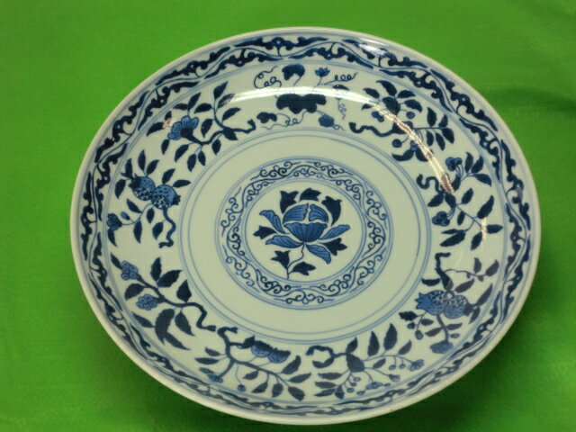 青花　唐草模様皿