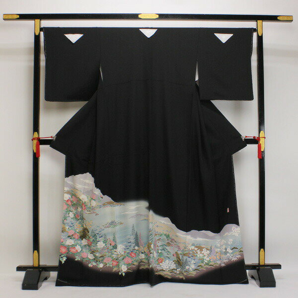 適応シーン結婚式 適応シーズン1月〜5月、10月〜12月 状態新品　当店にてお仕立て済　ポリエステル比翼付 素材正絹　浜ちりめん サイズL寸身丈(肩より)：約165cm後巾、前巾：柄合わせ優先袖丈：約49.5cm / 裄：約66cm / 袖巾：約34cm 地色黒色系 備考礼装用に ※紋は「石持」の状態ですので、別途ご注文お受けいたします。 当店でお誂え致しましたお仕立て上がり黒留袖でございます。 胴裏も正絹を使用し、手縫い仕立てで仕上げましたので、 一格上のお仕立て上がり黒留袖でございます。 お仕立て上がりですので、届いてすぐにお召しいただけます。 最高級の濱縮緬を使用し、四季を凝縮した意匠は、伝統の格式と京加賀ならではの美しさ、透明感のある逸品でございます。 張りがあり、絹独特の光沢の美しい生地は、身体のラインを美しく整えまたシワになりにくい、極上の着心地でございます。 きめ細やかな変わり一越地で、しなやかで、とてもキレイな漆黒に染め上げられております。 格調高いお柄が寿ぎのお式に、祝福の心を届けます。 また生地も最高級のものを使用しておりますので、色、艶、質感において右に出るものはございません。 一同に並ぶ機会の多い中で、究極の品格を表現してくれる事でしょう。