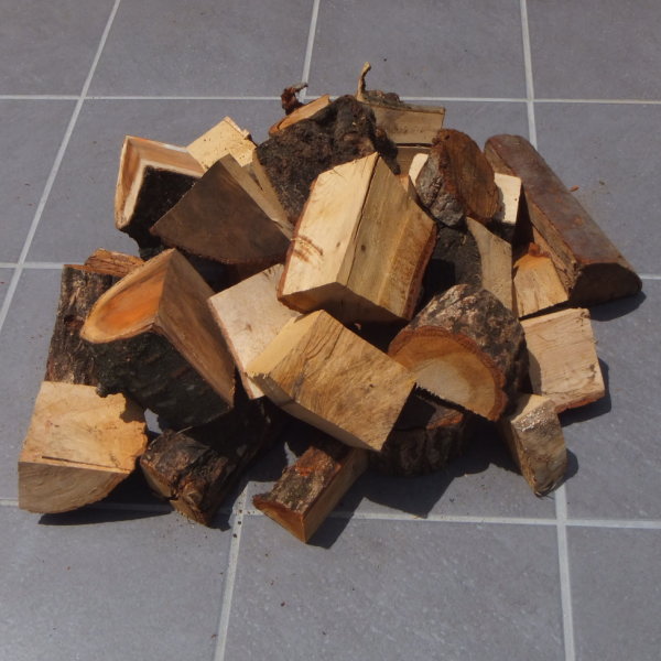 アウトドア キャンプ 【薪 1箱】 愛知県産 端材の薪 乾燥薪 100サイズ箱にギッシリ詰まって (1箱13kg以上入) 薪ストーブ 暖炉の薪 焚火の薪 ピザ窯の薪 キャンプ薪 バーベキュー薪通販格安セール情報 楽天 通販