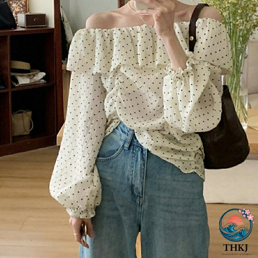 素材：ポリエステル100%カラー：アイボリーサイズ：L/XL[L]着丈:約52cm ゆき:約70cm 身幅:約41cm 胸囲:約82-100cm[XL]着丈:約53cm ゆき:約72cm 身幅:約42cm 胸囲:約84-102cm肩回り/袖口回り/身頃がゴム仕様裏地：なし伸縮性：なし透け感：ややあり生産国：中国おしゃれ 長袖 フリルトップス ドット柄 水玉模様 大人可愛いブラウス きれいめ夏服 肩出しカットソー 韓国ファッションちょっぴりレトロで、どこか懐かしさが感じられるドット柄ブラウスですオフショルダーのデザインは、肩を出してデコルテを魅せることで、上半身の華奢さを強調してくれますデニムパンツと合わせれば甘さを抑えた大人カジュアルスタイルに◎、スラックスパンツやタイトスカートと合わせれば、オフィスシーンでも活躍します！素材：ポリエステル100%カラー：アイボリーサイズ：L/XL[L]着丈:約52cm ゆき:約70cm 身幅:約41cm 胸囲:約82-100cm[XL]着丈:約53cm ゆき:約72cm 身幅:約42cm 胸囲:約84-102cm肩回り/袖口回り/身頃がゴム仕様裏地：なし伸縮性：なし透け感：ややあり生産国：中国おしゃれ 長袖 フリルトップス ドット柄 水玉模様 大人可愛いブラウス きれいめ夏服 肩出しカットソー 韓国ファッションちょっぴりレトロで、どこか懐かしさが感じられるドット柄ブラウスですオフショルダーのデザインは、肩を出してデコルテを魅せることで、上半身の華奢さを強調してくれますデニムパンツと合わせれば甘さを抑えた大人カジュアルスタイルに◎、スラックスパンツやタイトスカートと合わせれば、オフィスシーンでも活躍します！