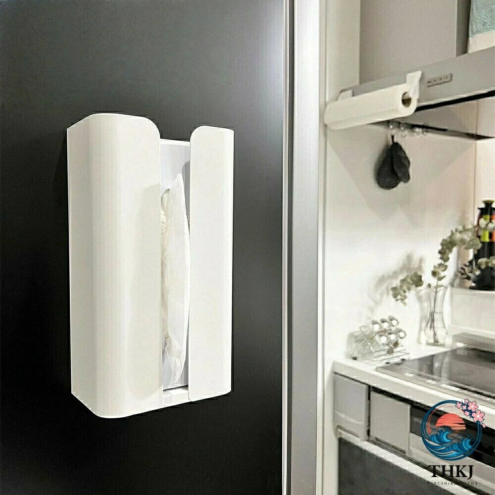 商品名キッチンペーパーホルダー マグネット 磁石 ティッシュホルダー ティッシュケース おしゃれ 黒 白 ペーパータオルホルダー 壁掛け ティッシュカバー 箱ティッシュ ケース商品特徴マグネットで簡単設置 大容量 ペーパーホルダー 厚み最大8cmまでの箱ティッシュがそのまま入るサイズ感なので補充や交換も楽々。 設置は冷蔵庫や電子レンジなどの金属パネルに張り付けるだけ、 強力磁力で耐荷重量は2kgと安定感も抜群なので安心して快適にお使い頂けます。 底面にも取り出し口があるのでポリ袋などのストッカーとしても利用できてとっても便利。 シンプルなカラー展開と圧迫感のないスタイリッシュなデザインでインテリアにもなじみます。カラー＆サイズ【カラー】 ブラック ホワイト 【サイズ】 24×13×8.5cm材質スチール商品重量約550g耐荷重量2kgご注意PC環境やモニタ解像度や明暗の環境によっては実際の商品の色と相違がある場合がありますのでご了承ください。