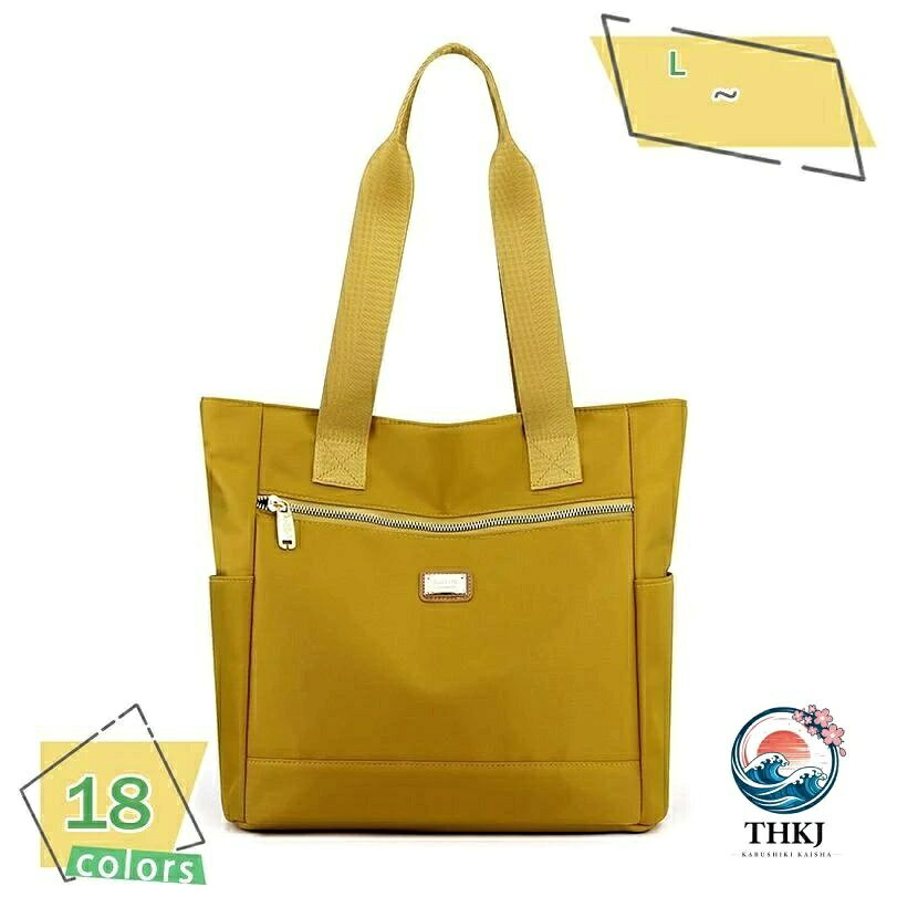 表地：ナイロンメイン素材：ポリエステルサイズ ：高さ31cm×長さ34cm×厚さ15cm / 持ち手：28cm。【機能性】ワンタッチでアクセス可能なポケットが両側に配置され、スマートフォンやイヤホン、カギなどサッと取り出したい物をスマートに収納できます。仕事用のサブバッグとして利用していますが明らかに軽さが違います。見た目のきちんと感も、仕事用として使っても違和感なさそう。また、撥水性が良く、汚れなどが付いた場合に、乾拭きだけで簡単にメンテナンスできます。大きめのポーチやランチボックスも入るメイン収納部分など 見た目以上の収納力と機能性。 通勤、通学やお出かけなどに使いやすいサイズ感なので、 年齢問わず使えるバッグです。▲ 商品の説明 ♪【サイズ 】：高さ31cm×長さ34cm×厚さ15cm / 持ち手：28cm。 ♪【想像以上の収納力】 使い勝手のサイズ感でA4書類、iPad、スマホ、折り畳み傘、長財布、化粧品、服など身の回り品は全部このハンドバッグでスッキリと収納でき、短期出張や一泊旅行など場合は不可欠の人気レディースハンドバッグです。 ♪【大人気の配色が印象的なバッグ。】 シンプルであきの来ないデザインでデイリーにもオフィスにも幅広く使える仕上がりです。 チャームは取り外し可能で使い方が広がります 気分とコーディネートに合わせて自由にスタイリングが可能。 リッチな印象を与えて、上品さを演出してくれるアイテムです。 春夏、秋冬用とカラーバリエーションも多く、ベーシックなデザインなので流行スタイル ，からきれいめスタイルにも万能にフィットします。 ♪【復古風のデザイン】 シンプルな復古風設計と落ち着いたカラーは女性の魅力を強調することができ、ファッションと優雅さを完璧に組み合わせます。金具アクセサリーの光沢感もハンドバッグのを演出します。年齢問わずお勧め、誕生日、記念日など時に子供、親、恋人、友達のプレゼントとしてにも適切です。 ♪【多色を用意いたします】 外観がシンプルですが、洋風スタイルに簡潔な特色がよく出て現代感が満載します。大型なサイズが登場して多機能なハンドバッグで、通勤、通学、旅行、ビジネスなどの場合に大活躍です。 ♪【関連ワード】 ショルダーバッグ 無地 キャンパストート帆布 男女兼用 旅行用 通勤通学 トートバッグ レディース 大容量 キャンバス 小さめ 仕切り 無地 ミニトートバッグ ミニバッグ マザーズバッグ ランチバッグ ハンドバッグ トートバッグ キャンバス トートバック 大容量 ショルダーバッグ キャンバス 帆布 トートバッグ a4 キャンバ バッグ レディース メンズ 無地 ファスナー付き トートバッグ キャンバス 大容量 a4 メンズ レディース エコバッグ 大 無地 ショルダー おしゃれ 丈夫 通勤 通園 1泊旅行用 白 黒 トート 肩掛け 帆布包 トートバッグ レディース キャンバス 仕切り ミニトート 小さめ マザーズバッグ ランチバッグ ハンドバッグ ミニバッグ おしゃれ かわいい 軽量 お散歩 お買い物 旅行 通勤 メンズ レディース 男女兼用 トートバッグ キャンバス トート ショルダーバッグ キャンパストート 通勤 通学 トートバッグ ビジネス トート ▲ 【注意事項】 ♪安心保証：弊社から購入した製品は品質と不良品の場合は、遠慮なくいつでもご連絡ください。こちらはすぐに処理いたします。 ♪測り方により誤差が生じる場合がございます。お使いのモニターや撮影時の光の加減などにより、画像と実際の商品のカラーが若干異なる場合もございます。以下の用語は検索目的のためのものであり、製品の説明はありません。トートバッグ 入学式 小さめ レディース フォーマル 通勤 軽量 防水 送料無料 収納 安い 通勤 無地 大容量 自立 a4 学生 2wayトートバッグ レディース カジュアル 小さめ 布 大容量 a4 帆布 ブルー ナイロン ビジネス 2way 防水 縦型 ナイロン レザー 小さめ 布大学生 通学トートバッグ レディース 小さめ 布 帆布 キャンバス ファスナー 肩掛け おしゃれ 軽量 ナイロンキルティング 2way 斜めがけ a4 防水 通勤トートバッグ 大きめ レディース 肩掛け 軽量 定番 シンプル レトロ 帆布 自立 縦長 大学生 2wayミニ 仕切り リボン 人気 おしゃれトートバッグ レディース 大容量 自立旅行 スポーツ 2way ショルダー a3 帆布 カジュアル 軽量 送料無料 収納 安い 通勤 無地トートバッグ レディース 小さめ 軽量 ファスナー カジュアル おしゃれ 縦型 コーチ 送料無料 安い 通勤 無地 大容量
