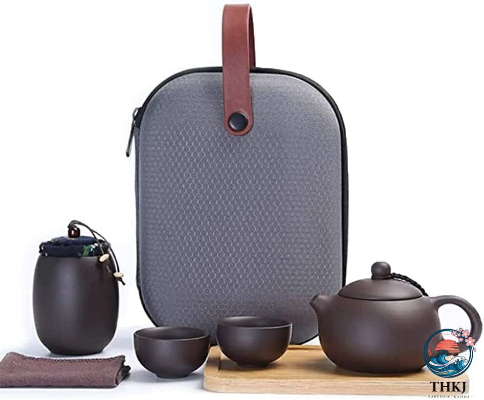 　　　 ◆◇◆売れている秘密◆◇◆ 【携帯式セット】アウトドアシーズンに重宝する茶器セットは、持ち運び方にも気を配られた便利なアイテムです。外出先で自由に好きなお茶を楽しめます。 【エレガントな外観 】スタッキングしやすく収納にも便利。ホームだけでなく、オフィス、旅行、キャンプ，茶屋、茶道教室なども利用できます。いつでもどこでも美味しいお茶を入れて楽しむ事ができます。日本茶でも中国茶でもOK！ 【贈り物にする】贈り物としてもオススメです。日常生活或いはオフィスの中に使って、各種の紅茶や緑茶やジャスミンティーやウーロン茶やブーアル茶などを入れるに適合します。 【遊びに行く】ピクニック、キャンプ、登山等アウトドアで大活躍。さっと取り出しスマートにお茶を入れれば周りから一目置かれる事間違いなし！旅先のみならず、職場やご自宅でちょっとお茶を飲む時にも場所を取らず最適です。 お茶愛好家に最適なギフトセット - 中国茶文化には深刻な歴史があります。 当社のティーポットセットは、中国の市Dehua、 (世界のセラミックの首都) で作られています。 各コンポーネントは経験豊富な労働者によって厳密に作られ、プロの品質管理チームによって検査されています。 お茶愛好家、愛好家への理想的な贈り物です。 パッケージは深いアジア文化が存在し、しっかりと保護されています。 　　　◆◇◆注意事項◆◇◆ご覧のモニターの環境、撮影環境により実物と色味が異なって見える場合がございます。湿った状態で他のものと擦り合わせると色が移る恐れがあります。濃色品の洗濯時は、白色、淡色と分けて洗ってください。説明 【携帯式セット】アウトドアシーズンに重宝する茶器セットは、持ち運び方にも気を配られた便利なアイテムです。外出先で自由に好きなお茶を楽しめます。【エレガントな外観 】スタッキングしやすく収納にも便利。ホームだけでなく、オフィス、旅行、キャンプ，茶屋、茶道教室なども利用できます。いつでもどこでも美味しいお茶を入れて楽しむ事ができます。日本茶でも中国茶でもOK！【贈り物にする】贈り物としてもオススメです。日常生活或いはオフィスの中に使って、各種の紅茶や緑茶やジャスミンティーやウーロン茶やブーアル茶などを入れるに適合します。【遊びに行く】ピクニック、キャンプ、登山等アウトドアで大活躍。さっと取り出しスマートにお茶を入れれば周りから一目置かれる事間違いなし！旅先のみならず、職場やご自宅でちょっとお茶を飲む時にも場所を取らず最適です。お茶愛好家に最適なギフトセット - 中国茶文化には深刻な歴史があります。 当社のティーポットセットは、中国の市Dehua、 (世界のセラミックの首都) で作られています。 各コンポーネントは経験豊富な労働者によって厳密に作られ、プロの品質管理チームによって検査されています。 お茶愛好家、愛好家への理想的な贈り物です。 パッケージは深いアジア文化が存在し、しっかりと保護されています。
