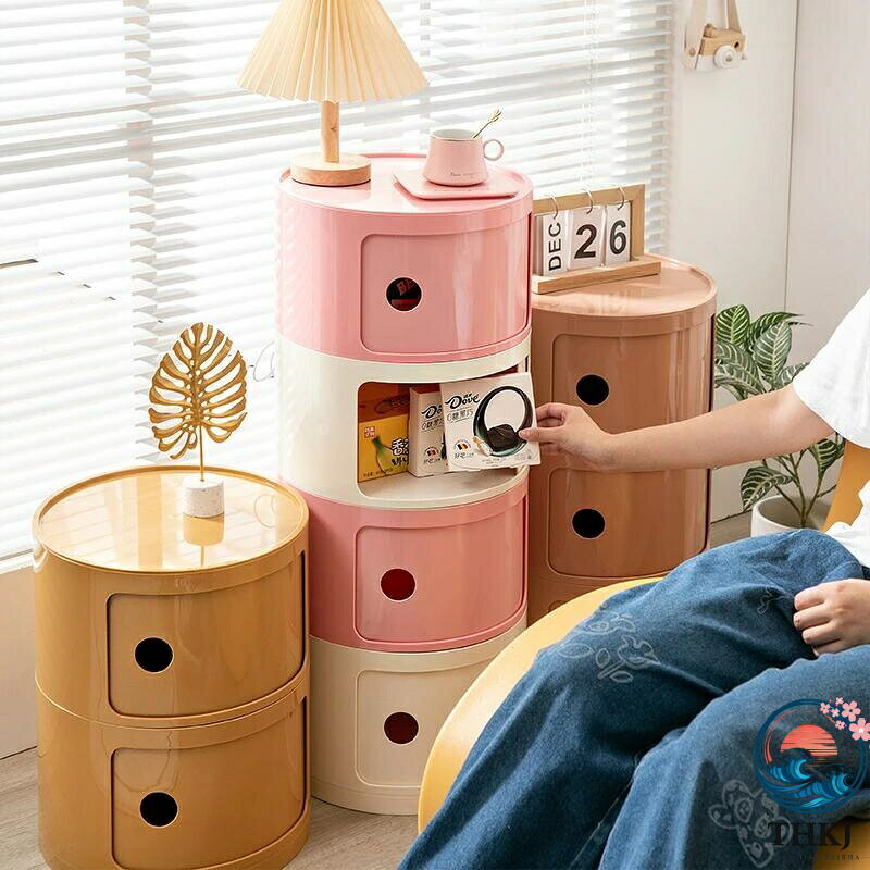 【商品コード】：y498944 【素材】：プラスチック 【カラー】：12色 注意事項: ※ 平置き素人採寸ですので多少の誤差はご容赦下さい。 ※ モニタ環境によって、商品の色合いが多少違う場合があります。 ※ 少々匂いがありますが、置いたままで2-3日くらいになくなりますので、ご安心ください。 ※ 発送時も簡易梱包の為、お受け取り時にたたみ皺が有ると思いますが、ご了承ください。 ※ こちら未開封品に限り返品可能となります。（返送時送料はお客様にご負担頂いております。） 【送料無料】 収納ボックス 筒形 柱形 ベッドサイドテーブル おしゃれ 大容量 収納ケース 雑貨収納 小物入れ 小物収納 雑貨収納 書類収納 整理整頓 おもちゃ収納 お菓子収納 省スペース 収納 防塵 INS人気 組み合わ収納 12色【商品コード】：y498944 【素材】：プラスチック 【カラー】：12色 注意事項: ※ 平置き素人採寸ですので多少の誤差はご容赦下さい。 ※ モニタ環境によって、商品の色合いが多少違う場合があります。 ※ 少々匂いがありますが、置いたままで2-3日くらいになくなりますので、ご安心ください。 ※ 発送時も簡易梱包の為、お受け取り時にたたみ皺が有ると思いますが、ご了承ください。 ※ こちら未開封品に限り返品可能となります。（返送時送料はお客様にご負担頂いております。） 【送料無料】 収納ボックス 筒形 柱形 ベッドサイドテーブル おしゃれ 大容量 収納ケース 雑貨収納 小物入れ 小物収納 雑貨収納 書類収納 整理整頓 おもちゃ収納 お菓子収納 省スペース 収納 防塵 INS人気 組み合わ収納 12色