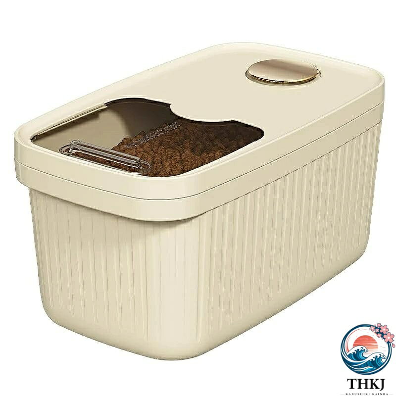 【商品コード】：y557815 【カラー】ベージュ(5kg)、ベージュ(10kg)、グリーン(5kg)、グリーン(10kg) 原産国：中国 この商品について 【見える化デザイン】クリア視野の蓋及び目盛りラインつきで中身の残量が簡単に確認できます。フード補充忘れの心配無しです。 【食品級PP材質】このフードストッカーは食品レベルのPP材質を使用、高品質で匂いなし、ペットの安全を守ります。 【お手入れ簡単】 オープンデザインバレルでお手入れ簡単。保存容器は丸洗いできて清潔に保てます。 【多目的コンテナ】 本商品はドッグフード、猫餌を保管するだけでなく、小麦粉、米、ナッツ、豆類、穀物、スナック、砂糖、その他の食品を保管することもできます。あらゆる種類のペットや人間の食料を入れるのに十分です。ご利用中に何かのご質問がございましたら、いつでもお気軽にお問い合わせください、25時間以内にご満足いただける解決策をお届けいたします。【商品コード】：y557815 【カラー】ベージュ(5kg)、ベージュ(10kg)、グリーン(5kg)、グリーン(10kg) 原産国：中国 この商品について 【見える化デザイン】クリア視野の蓋及び目盛りラインつきで中身の残量が簡単に確認できます。フード補充忘れの心配無しです。 【食品級PP材質】このフードストッカーは食品レベルのPP材質を使用、高品質で匂いなし、ペットの安全を守ります。 【お手入れ簡単】 オープンデザインバレルでお手入れ簡単。保存容器は丸洗いできて清潔に保てます。 【多目的コンテナ】 本商品はドッグフード、猫餌を保管するだけでなく、小麦粉、米、ナッツ、豆類、穀物、スナック、砂糖、その他の食品を保管することもできます。あらゆる種類のペットや人間の食料を入れるのに十分です。ご利用中に何かのご質問がございましたら、いつでもお気軽にお問い合わせください、25時間以内にご満足いただける解決策をお届けいたします。