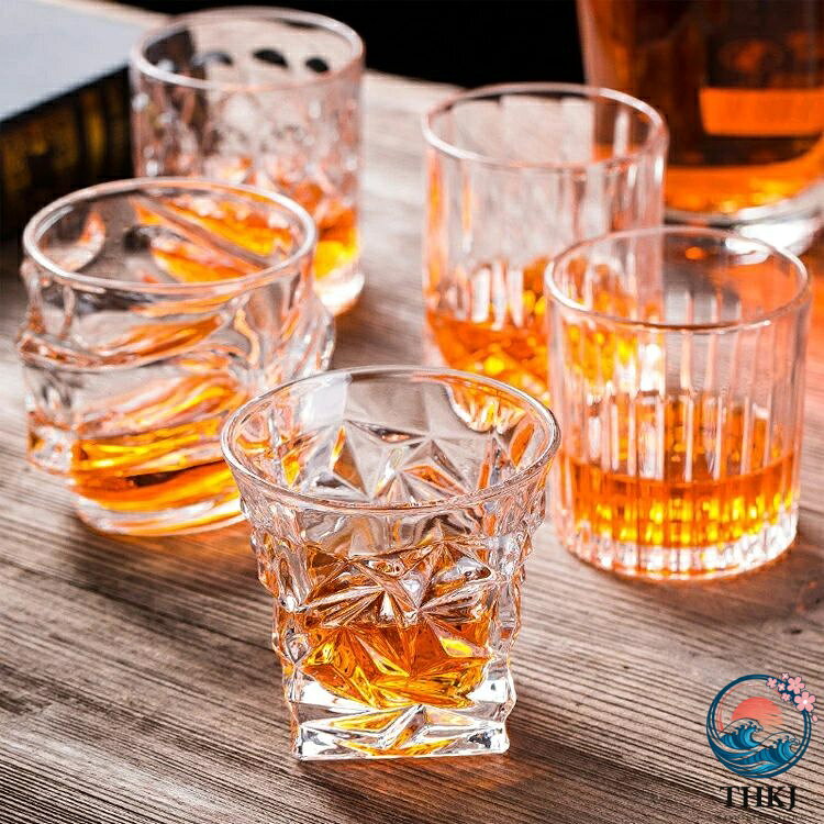 【商品コード】：y813520 【カラー】 透明 type1【200ml】、type2【200ml】、type3【300ml】、type4【300ml】、type5【300ml】、type6【300ml】、type7【250ml】、type8【300ml】、type9【275ml】、type10【300ml】、type11【300ml】、type12【300ml】、type13【300ml】、type14【320ml】、type15【210ml】、type16【300ml】、type17【300ml】、type18【300ml】、type19【220ml】、type20【300ml】 材質：クリスタル無鉛ガラス 原産国 : 中国 【この商品について】 【商品仕様】ウイスキーグラス2個入り。 【注意事項】クリスタルガラスは材質上、急激な冷却や加熱ができません。熱湯は入れないでください！ 【クリスタルガラス】クリスタル無鉛ガラスを使用しており、丈夫で割れにくく、透明性に優れ、ワインの色の美しさを表現できます。 お手入れが簡単で食器洗い機にも対応しています。 【ユニークな彫刻】ウィスキーグラスはイミテーションカットデザインと厚くて丈夫な構造を採用しており、ファッショナブルで絶妙で、優れた安定性を提供できます。 このウイスキーグラスは手に簡単にフィットし、お気に入りのバーボンやスコッチを飲むのに使用します。 【ギフトに最適】お酒好きな方へのギフトに最適で、定番のウイスキーをはじめ、日本酒、焼酎、ブランデー、カクテル、ビール、シャンパン、ワインなど様々なお酒にご使用いただけます。 男性、お父さんへの素晴らしい贈り物になり、休日、結婚式、誕生日、記念日、またはご自宅の高級ガラス製品として最適です。 【安心なアフターサービス】ワイングラスはガラス製ですので、輸送中の破損は避けられません。 受け取った製品が破損している場合は、注文を通じてご連絡ください。 ※簡易包装となりますのでご理解の程よろしくお願いします。 ※手動測定による1〜3cmの測定偏差を許容してください。 ※モニターや光の効果が異なるため、実際の色は写真の色と若干異なる場合があります。 ※仕様・デザインは改良のため予告なく変更することがあります。【商品コード】：y813520 【カラー】 透明 type1【200ml】、type2【200ml】、type3【300ml】、type4【300ml】、type5【300ml】、type6【300ml】、type7【250ml】、type8【300ml】、type9【275ml】、type10【300ml】、type11【300ml】、type12【300ml】、type13【300ml】、type14【320ml】、type15【210ml】、type16【300ml】、type17【300ml】、type18【300ml】、type19【220ml】、type20【300ml】 材質：クリスタル無鉛ガラス 原産国 : 中国 【この商品について】 【商品仕様】ウイスキーグラス2個入り。 【注意事項】クリスタルガラスは材質上、急激な冷却や加熱ができません。熱湯は入れないでください！ 【クリスタルガラス】クリスタル無鉛ガラスを使用しており、丈夫で割れにくく、透明性に優れ、ワインの色の美しさを表現できます。 お手入れが簡単で食器洗い機にも対応しています。 【ユニークな彫刻】ウィスキーグラスはイミテーションカットデザインと厚くて丈夫な構造を採用しており、ファッショナブルで絶妙で、優れた安定性を提供できます。 このウイスキーグラスは手に簡単にフィットし、お気に入りのバーボンやスコッチを飲むのに使用します。 【ギフトに最適】お酒好きな方へのギフトに最適で、定番のウイスキーをはじめ、日本酒、焼酎、ブランデー、カクテル、ビール、シャンパン、ワインなど様々なお酒にご使用いただけます。 男性、お父さんへの素晴らしい贈り物になり、休日、結婚式、誕生日、記念日、またはご自宅の高級ガラス製品として最適です。 【安心なアフターサービス】ワイングラスはガラス製ですので、輸送中の破損は避けられません。 受け取った製品が破損している場合は、注文を通じてご連絡ください。 ※簡易包装となりますのでご理解の程よろしくお願いします。 ※手動測定による1〜3cmの測定偏差を許容してください。 ※モニターや光の効果が異なるため、実際の色は写真の色と若干異なる場合があります。 ※仕様・デザインは改良のため予告なく変更することがあります。
