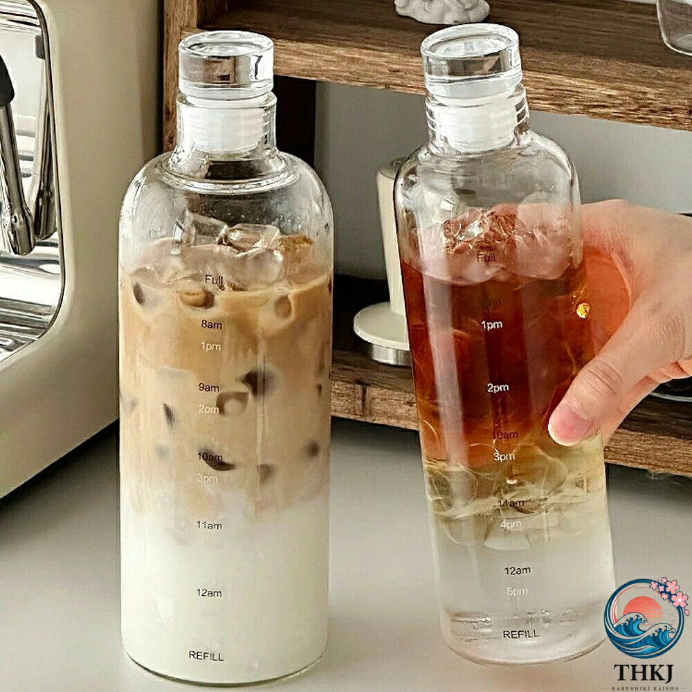 商品情報商品名密封性NO.1 耐熱ガラスウォーターボトル商品品番素材耐熱ガラス(-20℃~100℃まで対応)サイズ350ml、口経約3.5cm、高さ約16cm500ml、口経約3.5cm、高さ約22.5cm750ml、口経約3.5cm、高さ約24cm1000ml、口経約3.5cm、高さ約26cm※サイズは当店計測サイズとなります。商品は若干の個体差が生じます。取扱説明※本体のみ食器洗浄・乾燥機OK※電子レンジ使用可【ご使用上のアドバイス】温度変化による気圧の影響で、熱い飲み物を入れた際は蒸気でキャップが押し上げられたり、逆に冷たい飲み物ではキャップが固く感じられたりすることがあります。もし開けにくいと感じた時は、キャップを左右に軽く揺らすように動かすと、スムーズに開けることができます。安全・安心♪⇒徹底した品質管理で国際規格のISO認定工場。出荷前に専門のスタッフがしっかり検品して出荷いたします。ご購入後、万が一商品に不具合がある場合(初期不良など)は、1ヶ月以内に無償で交換いたします。注意事項※製造過程上、ゆがみ・表面の細かいキズ・細かい気泡・底部及び側面のシワ跡・冷却時の水滴汚れ・曇り現象のような状態が若干発生します。これらは使用上商品の特性を減少させるものではございませんので安心してお使いください。上記規定の対象外の品に関してのご返品・ご交換は、【お客様都合】とさせて頂きます。【お客様都合】でのご交換・ご返品の場合は、往復の送料はお客様のご負担となります。ご了承のうえ、ご購入下さい。他の人気商品もチェック!タイムマーカー付き ウォーターボトル キッチン用品 食器 調理器具 人気 S(約350ml) M(約500ml) L(約750ml) XL(約1000ml) 付き 無し
