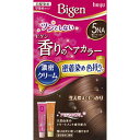 ●早染めタイプの白髪染め ●密着して染める 濃密クリームが生え際にくいつきとどまる。 ●色持ちタイプ 色持ち成分配合。染料の流出を抑え、日にちが経っても髪色キレイ！ ●ツンとしない、ほのかなアロマの香り フローラルブーケのほのかな香りに包まれながら染められます。 ●天然由来のトリートメント成分配合 ●部分染めに便利 残りは次に取って置けます ＜使用方法＞ 1．混合クリームをつくります。1剤と2剤を同量出し、よく混ぜます。 2．クリームをぬります。乾いた髪に、コームブラシでムラなくぬります。15分放置 3．洗い流します。よくすすぎ、シャンプー・リンスで仕上げます。 ●1剤 ＜有効成分＞ 5‐アミノオルトクレゾール、α‐ナフトール、パラアミノフェノール、メタアミノフェノール、硫酸トルエン‐2，5‐ジアミン、レゾルシン ＜その他の成分＞ HEDTA・3Na液、PEG‐8、PEG（32）、POEステアリルエーテル、POEセチルエーテル、POE（2）ラウリルエーテル、POE（21）ラウリルエーテル、アスコルビン酸、イソプロパノール、塩化トリメチルアンモニオヒドロキシプロピルヒドロキシエチルセルロース、オリブ油、強アンモニア水、高重合ジメチコン‐1、水酸化Na、ステアリルアルコール、セタノール、タウリン、ツバキ油、テアニン、パラベン、ヒアルロン酸Na‐2、ベヘントリモニウムクロリド、ポリ塩化ジメチルメチレンピペリジニウム液、無水亜硫酸Na、モノエタノールアミン、ヤシ油、ワセリン、黄203、香料 ●2剤 ＜有効成分＞ 過酸化水素水 ＜その他の成分＞ PG、POE（20）POP（4）セチルエーテル、POEセチルエーテル、イソステアリルアルコール、クエン酸、ステアリルアルコール、ステアルトリモニウムクロリド、セタノール、フェノキシエタノール 【発売元・製造元】 ホーユー（株） 【区分】 日本製・医薬部外品 広告文責：株式会社ボーテ 電話：03-6303-0909