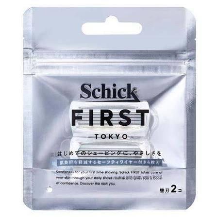 【商品詳細】 はじめてのシェービングに、やさしさを。 シックファーストブランドの専用替刃です。 ヒゲが薄いGENZ世代向けに、デザイン・安全性・使い心地・品質にこだわって開発しました。 【使用方法】 ・シェービング前に洗顔をして、肌に付着したほこりや汚れを落としてください。 その後、シェービング剤を顔に塗布してください。 ・シェービングの際には、刃を水またはお湯で軽く濡らしてから使用します。 ・ヒゲの流れに沿って、ゆっくりとやさしく剃ってください。 ・使用後は、刃を水またはお湯ですすいできれいにし、水気を軽く切った後、乾燥した場所で保管してください。 (タオル等で刃先を拭くことはおやめください) ・刃の交換時にケガをしないようご注意ください。 ・刃の交換方法： (1)ホルダーのボタンをスライドし、使用済みの刃を外してください。 (2)ボタンを再度スライドし、新しい刃に位置を合わせた後、装着してください。 (しっかりと装着され、外れないことを必ず確認してください) ・この替刃は、「シックファースト シェービング ホルダー」にご使用ください。 【注意事項】 ●カミソリは刃物です。 お取り扱いにはご注意ください。 ●刃の部分には直接手を触れないでください。 ●落としたり、強い衝撃を与えないでください。 これらは刃こぼれの原因となり、お肌を傷めるおそれがありますので、その場合は刃を交換してください。 ●古くなった刃はお肌を傷める原因になります。 少しでも剃りにくくなったら、刃を交換してください。 ●ご使用後は水けをよく切って乾燥した場所に保管してください。 未使用のカミソリも湿度の高い場所を避けて保管してください。 ●水洗いした後は剃り味を保つために刃先を拭かないでください。 ●お子様の手の届かないところに保管してください。 ●ふきでもの等がある場合やお肌の状態が悪い時には、肌荒れを起こす場合がありますのでご使用をお控えください。 ●刃の交換時にケガをしないようご注意ください。 ●ご使用の際は、弊社製のシェービング剤をつけてからのご使用をお勧めします。 【発売元、製造元、輸入元又は販売元】 シック・ジャパン 【区分】 ドイツ製・化粧品 電話：03-6451-3444 広告文責：株式会社ボーテ 電話：03-6303-0909