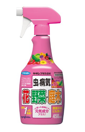 　「カダン カダンプラスDX 450ml」は、苗の植え付け直後から使える園芸用殺虫殺菌剤です。弱った植物に元気成分をプラス。葉裏の虫にも効きます。アブラムシ、ハダニ、アオムシ、チャドクガ、チュウレンジハバチ、うどんこ病、黒星病、葉かび病などに。適用病害虫と使用方法●トマト・・・アブラムシ類、葉かび病●きゅうり・・・アブラムシ類、コナジラミ類、うどんこ病●キャベツ・・・アオムシ●いちご・・アブラムシ類、ハダニ類、うどんこ病●花き類・観葉植物(ばらを除く)・・・アブラムシ類、ハダニ類、うどんこ病●ばら・・・アブラムシ類、ハダニ類、チュウレンジハバチ、うどんこ病、黒星病●つばき類(やぶつばきを除く)・・・チャドクガ●やぶつばき・・・ツバキワタカイガラムシ、ツノロウムシ、チャドクガ●つつじ類・・・ツツジグンバイ【使い方】そのまま散布する。【希釈倍数】原液効果・薬害等の注意●日中、高温時、強風時、降雨前の使用は避ける。●飲食物、自動車、家具等にかからないようにする。●花弁にかからないように注意する。●キャベツに使用する場合、結球前の新葉に薬害が生じるおそれがあるので、かからないように注意する。●蚕に対してい影響があるので、周辺の桑葉にかからないようにする。●ミツバチ、マルハナバチに対して強い影響があるので、ミツバチ、マルハナバチにかかることがないよう注意し、朝夕の涼しい時間帯に使用する。●容器の洗浄水及び残りの薬液は河川等に流さず、空の容器等は環境に影響を与えないよう適切に処理する。●適用作物群に属する作物又はその新品種に本剤を初めて使用する場合は、使用者の責任において事前に薬害の有無を十分確認してから使用する。●有効年月内に使用する。安全使用上の注意●散布の際は保護眼鏡、農薬用マスク、手袋、長ズボン・長袖の作業衣などを着用する。作業後は手足、顔などを石けんでよく洗い、うがいをする。●かぶれやすい体質の人は取扱いに十分注意する。●人に向かって噴射しない。●風上から散布し、噴射液を浴びたりしないようにする。●宅地、駐車場等で使用する場合は、散布中および散布後(少なくとも散布当日)に小児や散布に関係のない者が散布区域に立ち入らないよう縄囲いや立て札を立てるなど配慮し、人畜等に被害を及ぼさないよう注意を払う。●体調の悪いとき、妊娠中、飲酒後等は取り扱い及び作業をしない。保管上の注意●直射日光をさけ、低温で乾燥した凍結のおそれのない場所に噴口を閉じて保管する。●飲食物、食器類、ペットのえさと区別し、子供の手の届かない場所に保管する。廃棄上の注意●使用後の空容器はプラスチックごみとして捨てる。品質表示【成分】エマメクチン安息香酸塩・・・0.00050%(エマメクチンB1a安息香酸塩0.00045%、エマメクチンB1b安息香酸塩0.000050%)チアメトキサム・・・0.0050%ジフェノコナゾール・・・0.0050%界面活性剤、水等・・・99.9895%【性状】無色透明液体広告文責：アットライフ株式会社TEL 050-3196-1510※商品パッケージは変更の場合あり。メーカー欠品または完売の際、キャンセルをお願いすることがあります。ご了承ください。