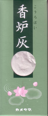 　「香炉灰 60g」は、香炉等に入れる灰です。香炉に8分目まで灰を入れてご使用ください。使用上の注意●お香、お焼香等をご使用の際は、不燃性の香炉または容器を使用し、燃えやすい物を近くに置かないようにしてください。●火をつけたらそばを離れないでください。●口には入れないでください。特に乳幼児にはご注意ください。●用途以外には使用しないでください。●保管は高温、多湿のところを避けてください。変質のおそれがあります。保存方法余ったら密封して保存してください。再度ご利用いただけます。原産国　日本お問い合わせ先カメヤマ株式会社お客様係 03-5117-3573ブランド：カメヤマお線香製造販売元 カメヤマ内容量：60gJANコード：　49014359366971cs：50広告文責：アットライフ株式会社TEL 050-3196-1510※商品パッケージは変更の場合あり。メーカー欠品または完売の際、キャンセルをお願いすることがあります。ご了承ください。