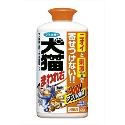 　犬猫まわれ右 粒剤 850gブランド：フマキラー 犬猫まわれ右販売・製造元：フマキラー柑橘系のニオイと刺激成分ペッパーオイルを配合した犬猫忌避剤です。雨に強く、効果は約2-4週間続きます。消臭成分を配合しているので、フン尿臭を抑えて忌避効果をアップします。 使用方法■開封する(内フタをはずす)キャップを回してはずし、白い内フタを取って、元どおりキャップを閉めてください。■本品を散布するキャップのフタを開け、犬猫に困っている場所に散布してください。【しつこくフン尿を繰り返す場合】 犬猫の匂いがしみついているので、本品を散布後、じょうろ等で散水し、地面を踏み固めてください。(薬剤がしみ込み、より効果的です。)■使用の目安1平方メートルあたり約50gを目安に散布してください。(1振りで約3g出ます。)■使用場所花壇まわり、庭、軒下、駐車場、芝生(日本芝)など。※日本芝以外の植物には直接かけない。枯れるおそれがあります。■上手な使い方・あらかじめ、フン尿やそのまわりの土を取り除く。犬猫は同じ場所でフン尿を繰り返す習性があるため、土を取り除き、水で流してから使用すると効果的です。・継続して散布する。イヤな所には近づきたくないという犬猫の「学習効果」を利用し、継続して散布することで、より長期の効果が期待できます。 使用上の注意●本品は食べ物ではありません。誤って食べた場合は医師の診療を受ける。●人やペットには薬剤をかけない。●本品は屋外専用です。室内ではニオイが残るので使用しない。●アレルギー症状やカブレなどを起こしやすい体質の人は、薬剤に触れないよう注意する。体調のすぐれない時は使用しない。●薬剤が水槽、池、川などに入らないよう注意する。●皮膚についた場合は直ちに石けんでよく洗う。●眼に入った場合はすぐに水洗いし、眼科医の手当を受ける。●使用中に身体に異常を感じた場合は、ただちに使用を中止し、医師の診療を受ける。●シミ・変色の原因となるので、自動車・門扉・シャッター・その他の塗装面や大理石等にはかからないよう注意する。かかった場合は直ちに洗い落とす。●効果の持続期間は天候や温度条件により異なります。●ニオイに対して鈍くなっている犬猫や、空腹・発情期の猫には効果が劣る場合があります。このような場合にはニオイによる忌避以外の対策が必要です。 成分香料(シナモン系、シトラス系、フルーツ系等)、ペッパーオイル、サリチル酸メチル、消臭剤(ミカン科植物油等) 保管および廃棄上の注意■保管上の注意・使用後はキャップのフタをしっかり閉めて、直射日光を避け、飲食物・食器などと区別し、小児の手の届かない湿気の少ない涼しい場所に保管する。■廃棄上の注意・使用済の空容器は、プラスチックゴミとして捨てる。 原産国インドネシア お問い合わせ先フマキラー株式会社 お客様相談室TEL：0077-788-555、03-3255-6400 日用品／虫よけ・殺虫剤・忌避／忌避用品／犬猫忌避剤JANコード： 49024244325961cs：12広告文責：アットライフ株式会社TEL 050-3196-1510※商品パッケージは変更の場合あり。メーカー欠品または完売の際、キャンセルをお願いすることがあります。ご了承ください。⇒殺虫剤・虫よけ商品一覧