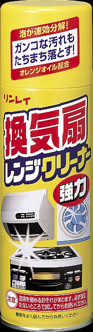 　リンレイ 換気扇レンジクリーナー 330mlブランド：リンレイ販売・製造元：リンレイ換気扇やレンジにこびりついた頑固な油汚れを泡の力で分解する換気扇用洗剤です。いやなムセもありません。オレンジオイル配合。 用途換気扇(モーター部分を除く)・レンジ・コンロの受け皿・レンジまわりの壁・ステンレス製品など 使えないものアルミ製品、銅、ニス・ペンキ塗装面、タタミ、床、家具、自動車、水がしみ込むもの(白木等) 使用方法*ガス器具に使用する時は、必ず火を消し元栓をしめてください。1.必ず炊事用手袋を着用し、缶をよく振ります。2.汚れから20-30cm離してスプレーします。3.すぐに布やキッチンペーパー等でふきとり、水洗いか水拭きをします。*ひどい汚れには同じ作業をくりかえしてください。*塗装面やフッ素コートは、油や熱等で傷んでいるとハガレや変色することがあるので、必ず目立たないところで試してから使用してください。 使用上の注意●用途以外に使用しないでください。●必ず炊事用手袋を使用してください。●子供の手の届く所に置かないでください。●缶を逆さまにして使用しないでください。●換気をよくして使用してください。●目より高い位置で使用する時は、布等にスプレーして拭く●換気扇のモーター部分やコンセント等の電気部品には使用しないでください。●使用後は手を水でよく洗い、クリーム等でのお手入れを。●人に向けてスプレーしないでください。●缶がサビると液もれや破裂の原因になるので、水周りや湿気の多い所に置かないでください。●てる時は、ひとけのない屋外で噴射音が消えるまでボタンを押してガスを抜く 抜け 応急処置●飲み込んだ場合は、吐かずにすぐ口をすすぎ、水または牛乳を飲ませる等の処置をし、すぐ医師に相談してください。●原液が目に入ったり、皮膚についた時は水で直ちに充分洗い流す等の処置をし、すぐ医師に相談してください。 液性アルカリ性 成分水酸化ナトリウム(2%)、界面活性剤(脂肪酸アルカノールアミド)、溶剤(グリコールエーテル) 使用量の目安1平方メートルあたり約20秒噴射 日用品／掃除用品／掃除用洗剤／洗剤 換気扇用JANコード： 49033394165101cs：30広告文責：アットライフ株式会社TEL 050-3196-1510※商品パッケージは変更の場合あり。メーカー欠品または完売の際、キャンセルをお願いすることがあります。ご了承ください。