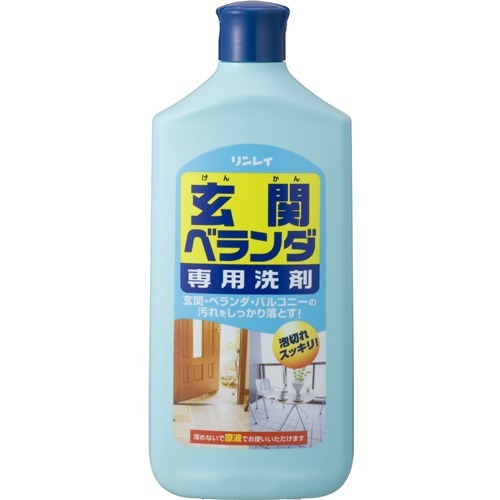 　リンレイ 玄関・ベランダ専用洗剤 1Lブランド：リンレイ販売・製造元：リンレイ泡切れスッキリの玄関・ベランダ用洗剤です。玄関、ベランダ、バルコニー等の汚れをしっかり落とします。薄めないで原液でお使いいただけます。 用途玄関・ベランダの床(天然石・テラゾー・磁器タイル、コンクリート等の石質系、プラスチック製シート等)およびすのこ等の洗浄※使えないもの玄関・ベランダの以外の床および人工芝、玄関マットなどの敷物、土間等 使用方法●標準使用量：希釈せず原液で使用する洗剤です。1平方メートル当たり50mlが目安です。●作業手順：ご使用になる前に必ず炊事用手袋等を着用してください。(1)粗ゴミ除去：自在ホウキ等で粗ゴミ、土砂等を除去します。(2)洗浄：本洗剤を床に撒いてブラシ等で均一に塗り広げた後、直ちにこすります。(3)汚水回収：乾かないうちにフロアスクイジーや乾いたモップ等で汚水を取り除きます。(4)水拭き：洗剤分が残らないように、水洗いしたきれいなモップで充分に水拭きをします(2回以上繰り返す)。(5)乾燥：床面を充分に乾燥させます。 使用上の注意●用途外に使わない●子供の手の届く所に置かない●必ず炊事用手袋をする●キャップを開ける際や液の移し替えの際は、液が飛び出さないように静かに行なう●容器を移動する際は、キャップをしっかり締める(緩んでいると液が跳ねて目や皮膚に付着するおそれがある)●使用後は手をよく水で洗い、荒れ性の方や長時間使用した場合には、クリーム等で手入れをする●液が直接皮膚や衣服につかないように注意する●洗剤成分に対してアレルギー体質の方の使用は避ける●食物が直接触れる場所(部分)に使用した場合は、お湯または水で充分にすすぐ●換気を良くして使う●洗剤を床上に塗布した状態では、床が滑りやすくなるので、歩行は控える●床材の材質によっては変色や脱色を起こすことがあるので、必ず目立たない場所で確認してから使用する●洗剤成分が残留すると床面に悪影響を及ぼすので、必ず水拭きを行なう●誤飲を起こす恐れのある飲料用容器等には絶対に小分けしない●スプレー容器に入れて使用する場合は、目より高い所や人に向けてスプレーしない●一度容器から出した洗剤は、再び元の容器に戻さない●他の洗剤や消毒剤、除菌剤とは性能低下や発熱等を起こす恐れがあるので混ぜない●洗剤液が什器・備品の下に流れ込んだりしないように、充分な養生を行なう●凍結する恐れのある場所や40度以上の高温になるところには保管しない●使用後の製品は、必ずキャップを締める 応急処置●飲み込んだ場合は、吐かせずに口をすすぎ、水か牛乳を飲ませるなどの処置をして、すぐに医師に相談する●目に入ったり皮膚についた場合は、すぐに充分な水で洗い流す等の処置をして医師に相談する●使用中気分が悪くなった場合、直ちに使用を中止し、通気が良い所で安静にする。気分が回復しない場合は医師の診察を受ける 使用量の目安1平方メートル当たり50ml 製品仕様液性：中性成分：両性界面活性剤(アルキルベタイン)、溶剤 原産国日本 お問い合わせ先株式会社リンレイ家庭製品部 03-3541-5955 日用品／掃除用品／掃除用洗剤／洗剤 住居用JANコード： 49033397522121cs：12広告文責：アットライフ株式会社TEL 050-3196-1510※商品パッケージは変更の場合あり。メーカー欠品または完売の際、キャンセルをお願いすることがあります。ご了承ください。