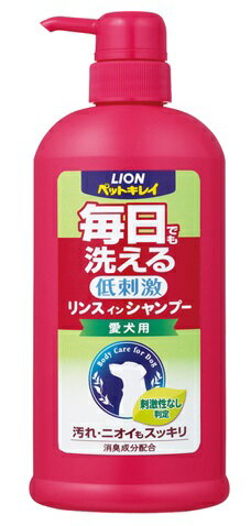 商品名：ペットキレイ　毎日でも洗えるリンスインシャンプー愛犬用　ポンプ　　550ML内容量：550mlブランド：ペットキレイ原産国：日本毎日でも洗えるほど肌にやさしいリンスインシャンプー毎日でも洗えるほど肌にやさしいリンスインシャンプー。肌へのやさしさと犬のニオイを落とすことを追究し、消臭成分新配合。洗浄成分の100％が植物生まれ。うるおい成分アミノ酸配合。天然クレイ成分のバリアー効果により、乾燥後の皮フ・被毛を、ブラッシング摩擦や刺激物質などから守ります。リンス成分により、被毛をふんわりなめらかに。モデル皮膚刺激性試験で「刺激性なし判定」。やさしいマイルドフローラルの香り。JANコード:4903351001800商品番号：101-93051リニューアルに伴い、パッケージ・内容等予告なく変更する場合がございます。予めご了承ください。ペットキレイ 毎日でも洗えるリンスインシャンプー 愛犬用 ポンプとは●汚れ・ニオイもスッキリ●消臭成分(さとうきび抽出エキス)を新配合しました。●低刺激性製品情報【成分】精製水、洗浄成分(ヤシ・パーム由来界面活性剤)、防腐剤(食品添加物)、リンス剤(ミクロシリコーン)、香料、クエン酸、皮ふ・被毛保護剤(スメクタイト)、保湿剤(グリシン)、消臭剤(さとうきび抽出エキス) 広告文責：アットライフ株式会社TEL 050-3196-1510※商品パッケージは変更の場合あり。メーカー欠品または完売の際、キャンセルをお願いすることがあります。ご了承ください。