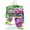 商品説明「クラッシュタイプの蒟蒻畑ライト ぶどう味 150g」は、おなかの調子を整えるこんにゃくゼリーです。飲みこみやすいクラッシュタイプ。特定保健用食品(トクホ)。賞味期限等の表記について西暦/月/日の順番でパッケージに記載。お召し上がり方1食(150g)を目安にお召し上がりください。使用上の注意摂りすぎあるいは体質・体調によりおなかがゆるくなることがあります。多量摂取により疾病が治癒したり、より健康が増進するものではありません。他の食品からの摂取量を考えて適量を摂取してください。ご注意●開栓後はすぐにお召し上がりください。●少しずつ押し出し良くかんでお召し上がりください。保存方法高温、直射日光、冷凍を避けて保存してください。原材料名・栄養成分等●原材料名：果糖ぶどう糖液糖、難消化性デキストリン、エリスリトール、果汁(ぶどう、ブルーベリー)、洋酒、果糖、こんにゃく粉、ゲル化剤(増粘多糖類)、酸味料、乳酸Ca、香料、甘味料(スクラロース)●栄養成分表示(1袋150gあたり)：エネルギー 39kcal、たんぱく質 0g、脂質 0g、糖質 12.8g、食物繊維 6.7g、ナトリウム 40mg、リン 14mg、カリウム 45mg、難消化性デキストリン(食物繊維として) 5gお問い合わせ先お客様相談室：0120-211-529(祝祭日を除く月-金曜日10：00-16：00)ブランド：蒟蒻畑製造元：マンナンライフ 内容量：150gJANコード：　4902738501025[蒟蒻畑]健康食品[おなかの調子を整える]発売元、製造元、輸入元又は販売元：マンナンライフ原産国：日本区分：特定保健用食品広告文責：アットライフ株式会社TEL 050-3196-1510※商品パッケージは変更の場合あり。メーカー欠品または完売の際、キャンセルをお願いすることがあります。ご了承ください。