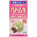 商品説明「ハトムギ粒100% 600粒」は、良質のはとむぎを微粉末とした素材を、召し上がりやすい粒状に仕上げました。たっぷり召し上がれる、大容量600粒入り。賞味期限等の表記についてパッケージに記載。お召し上がり方本品は食品として、成人1日当たり、通常の食生活において、1日30-40粒以内を目安に、水又はお湯にてお召し上がりください。40粒中ハトムギ粉末4g配合。いつお召し上がりいただいてもけっこうです。使用上の注意●結晶セルロース、ショ糖脂肪酸エステル、二酸化ケイ素は、粒状にする為に必要な賦形剤です。●原材料のハトムギ粉末は100%を使用しています。ご注意●本品は、ハトムギの微粉末を使用しておりますので、黒や茶の粒子が混ざっていますが、ハトムギの薄皮ですので、ご安心してご使用ください。●本品は、多量摂取により疾病が治癒したり、より健康が増進するものではありません。1日の目安量を参考に、摂りすぎにならないようにしてご利用ください。●まれに体質に合わない場合があります。その場合はお飲みにならないでください。●天然の素材原料ですので、色、風味が変化する場合がありますが、使用には問題ありません。●開封後は、お早めにご使用ください。●高温多湿の所には置かないでください。●乳幼児の手の届かない所に保管してください。●食生活は、主食、主菜、副菜を基本に、食事のバランスを。保存方法直射日光及び、高温多湿の場所を避けて、涼しい場所に保存してください。原材料名・栄養成分等名称：ハトムギ加工食品原材料：ハトムギ粉末、結晶セルロース、ショ糖脂肪酸エステル、二酸化ケイ素栄養成分表：40粒(10g)あたりエネルギー：37kcal、たんぱく質：0.3g、脂質：0.25g、炭水化物：8.34g、ナトリウム：0.9mgお問い合わせ先TEL：0568-73-3131(受付時間は土、日、祝日を除く、月曜日-金曜日 9：00-17：00)製造者：山本漢方製薬株式会社愛知県小牧市多気東町157番地ブランド：山本漢方製造元：山本漢方製薬 内容量：150g(250mg×600粒) 1日量(目安)：30-40粒以内JANコード：　4979654022910[山本漢方]健康食品[はとむぎ(ハトムギ)]発売元、製造元、輸入元又は販売元：山本漢方製薬区分：健康食品広告文責：アットライフ株式会社TEL 050-3196-1510※商品パッケージは変更の場合あり。メーカー欠品または完売の際、キャンセルをお願いすることがあります。ご了承ください。