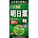 商品説明「明日葉粒100% 240粒」は、明日葉を飲みやすく粒状に仕上げた食品です。飲みやすく簡単・便利ですので、皆様の健康維持にお役立てください。賞味期限等の表記について西暦年/月/日の順番でパッケージに記載。お召し上がり方通常の食生活において食品として、成人1日当り12粒を目安に、水又はお湯にてお召し上がりください。食品ですので、いつお召し上がりいただいても結構です。ご注意●本品は、多量摂取により疾病が治癒したり、より健康が増進するものではありません。●本品は食品ですが、必要以上に大量に摂ることを避けてください。●薬の服用中又は、通院中、妊娠中、授乳中の方は、薬剤師又は、お医者様にご相談ください。●体調不良時、食品アレルギーの方は、お飲みにならないでください。●万一からだに変調がでましたら、直ちにご使用を中止してください。●天然の素材原料ですので、色、風味が変化する場合がありますが、品質には問題ありません。●小児の手の届かない所へ保管してください。●食生活は、主食、主菜、副菜を基本に、食事のバランスを。●開封後はキャップをしっかり閉めて、お早めにお召し上がりください。●結晶セルロース、デキストリン、乳糖(乳由来)、ショ糖脂肪酸エステル、二酸化ケイ素は、粒状にする為に必要な賦形剤です。保存方法直射日光及び、高温多湿の場所を避けて、涼しい場所に保存してください。原材料名・栄養成分等●原材料名：明日葉粉末、結晶セルロース、デキストリン、乳糖(乳由来)、ショ糖脂肪酸エステル、二酸化ケイ素●栄養成分表示/12粒3gについて：エネルギー 12kcal、たんぱく質 0.18g、脂質 0.15g、炭水化物 2.48g、ナトリウム 6.3mgお問い合わせ先山本漢方製薬株式会社0568-77-2319受付時間 9：00-17：00(月-金/土・日・祝を除く)ブランド：山本漢方製造元：山本漢方製薬 内容量：60g(250mg*240粒) 1日量：12粒 粒の大きさ：約6mmJANコード：　4979654025614[山本漢方]健康食品[明日葉青汁]発売元、製造元、輸入元又は販売元：山本漢方製薬区分：健康食品広告文責：アットライフ株式会社TEL 050-3196-1510※商品パッケージは変更の場合あり。メーカー欠品または完売の際、キャンセルをお願いすることがあります。ご了承ください。