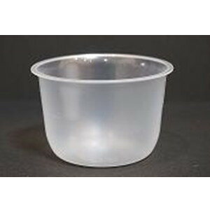 商品名 プリンカップTR−93 FC66Φフタ対応 商品説明 製品合成アップ（製品肉厚アップ　スタック形状の最適化、重ね合わしたときのクリアランス確保）フランジ下の3箇所の突起形状3ポイントスタッキングシステム（自社開発） 製品全面、曲面つなぎ、内径内に筋など（アンダーカット等）の突起物は有りません。その為お客様が、食された時、細かい食べ残しの軽減が期待できます。きれいに食せる。口元がラッパ形状でかわいい形になっていますが、PP製肉薄成形では難しい技術とされています。 製品曲面形状で蒸気のフローがスムーズ。 底面に足（スタッキングの調整足）をなくし、蒸しあがり時の水滴拭きの軽減。 口径　FC66Φフタ対応品（真空成型品） 補足 こちらは蓋付きの商品です 用途 プリン、ゼリー等、和洋菓子全般その他 口径 約65.5mm 容量 93cc 材質 P．P 色 NA 耐熱温度 110℃以下 寸法　内口径 h42mm内口径約61.2mm 生産国 日本製