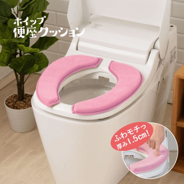 商品名 ホイップ便座クッション　LITE PK 商品説明 ボリュームたっぷり！お尻にやさしいソフトな肌触り。 親しみやすいスイーツカラー！ コンビニスイーツのような「お手軽」「カジュアル」「手に取りやすさ」「本格志向」を取り入れたホイップ便座クッションです。 厚さ15ミリ。ふかふかな座り心地のクッションに変身。取り付けは、便座の上に置くだけでしっかり吸着します。 材質 【表面_表糸】ポリエステル100%/【中芯】ウレタンフォーム 【裏面_基布】ポリウレタン樹脂　 サイズ 約W17×D2×H40cm JAN 4545229159079 販売元 藤栄