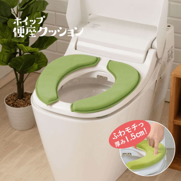 商品名 ホイップ便座クッション　LITE GR 商品説明 ボリュームたっぷり！お尻にやさしいソフトな肌触り。 親しみやすいスイーツカラー！ コンビニスイーツのような「お手軽」「カジュアル」「手に取りやすさ」「本格志向」を取り入れたホイップ便座クッションです。 厚さ15ミリ。ふかふかな座り心地のクッションに変身。取り付けは、便座の上に置くだけでしっかり吸着します。 材質 【表面_表糸】ポリエステル100%/【中芯】ウレタンフォーム 【裏面_基布】ポリウレタン樹脂　 サイズ 約W17×D2×H40cm JAN 4545229159642 販売元 藤栄