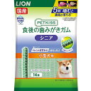 商品名：ペットキッス食後の歯みがきガムシニア小型犬用14本内容量：14本JANコード：4903351005938発売元、製造元、輸入元又は販売元：ライオン商事原産国：日本商品番号：101-83239ブランド：PETKISSシニア（7歳以上）のワンちゃんのための歯みがきガム当社獣医師と共同開発した歯みがきガム。当社独自のブラッシング繊維のガムをやわらか波型形状に。やわらか波型形状のガムを噛むことで、歯に密着し、歯垢を除去。さらに噛むことで、歯垢を落として、口臭を抑制。ピロリン酸ナトリウム、ポリリジン、グルコサミン、コンドロイチン配合。シニアの超小型犬に適したサイズ。成分：【成分表】たんぱく質：4.0%以上脂質：0.5%以上粗繊維：1.0%以下灰分：4.0%以下水分：30.0%以下エネルギー：1本あたり約14.7kcal【保存方法】●お買い上げ後は、直射日光の当たらない、湿気の少ないところで保存してください。●開封後はチャックをしっかり閉じて冷蔵庫で保存し、なるべく早めにお与えください。使用方法：下記の給与量を目安に、1日1〜2回に分けてお与えください。犬の大きさ（体重）：小型犬（5kg〜10kg）1日の給与量の目安：2本●生後7ヶ月以上の愛犬に与えてください。●与える量は犬種、体脂肪量、年齢、運動量、環境温度、ストレス、個体差などによって異なりますので、食べ残しや便の状態をみて調節してください。●主食の量は適宜調節してください。広告文責：アットライフ株式会社TEL 050-3196-1510 ※商品パッケージは変更の場合あり。メーカー欠品または完売の際、キャンセルをお願いすることがあります。ご了承ください。