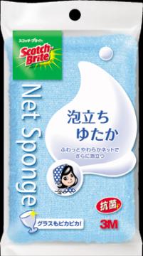 ●2種類の素材のパイル（汚れを落とすPETフィルム＆ゆたかな泡を立てるPPウェーブ糸）で汚れスッキリ、泡立ちアップ。●しなやかで折り曲げやすい。スコッチ・ブライト 泡立ちゆたかネットスポンジ ブルー2種類の素材のパイルで汚れスッキリ、泡立ちの良いネットスポンジです。汚れを落とすPETフィルム、ゆたかな泡をたてるPPウェーブ糸使用。スポンジ内の菌の増殖を抑制します。 使用上の注意●初めての使用の前には水で洗う。●食器、調理用具などの台所用品以外の物には使用しない。●漆器、プラスチックおよび光沢のある金属製品などには、キズがつく場合があるので、あらかじめ目立たない部分でテストする。●包丁などを洗うと刃物でネットが切れることがある。●使用後はすすいで水を切る。●塩素系漂白剤は使用しない。●煮沸消毒はしない。●火のそばには近づけない。●廃棄時はプラスチックゴミとして市町村の定める方法に従って処理する。 製品仕様●材質：ポリエステル、ポリプロピレン(ネット)、抗菌ウレタンスポンジ(無機系抗菌剤使用)●使用温度：90度以下 原産国：日本 お問い合わせ先：住友スリーエム株式会社コンシューマー製品事業部：03-3709-8624 販売_製造元： 住友スリーエムブランド：スコッチ・ブライトJAN：4547452956531cs：30広告文責：アットライフ株式会社TEL 050-3196-1510※商品パッケージは変更の場合あり。メーカー欠品または完売の際、キャンセルをお願いすることがあります。ご了承ください。