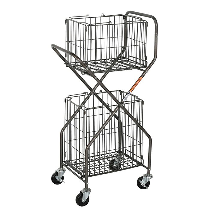ダルトン DULTON収納も移動もスマートにこなす頼れる相棒ランドリー トローリー 組立式LAUNDRY TROLLEY RAW H20-0143RWカラー：RAWサイズ：幅470x奥行315x高さ930mmBasket A) 幅390x奥行260x高さ270mmBasket B) 幅390x奥行260x高さ400mm耐荷重：20kg/合計10kg/カゴ1pc材質：スチール（無塗装クリア仕上げ）原産国：中国アメリカを中心に欧米のランドリー、オフィスでの書類移動時などに使われているトロリー。一般家庭、一人暮らしのお部屋でも使い易いサイズ感で仕上げました。洋服はもちろん、洗面周りやキッチン周り、趣味のグッズの収納など、使い方はあなたのアイデア次第。キャスターロックも付いているのでしっかりと固定も可能。オレンジのCAUTION(注意喚起)ステッカーもそのまま活かしたい。※商品の色に関するご注意商品画像は撮影環境やお客様の環境により、色合いが異なって見える場合がございます。画像の色と比べますと、色の明るさや光沢が全く違うと感じられる場合もございます。写真と色が違うなど、色合いによる返品・交換はお受けいたしかねます。予めご了承ください。※備考メーカー直送商品です。