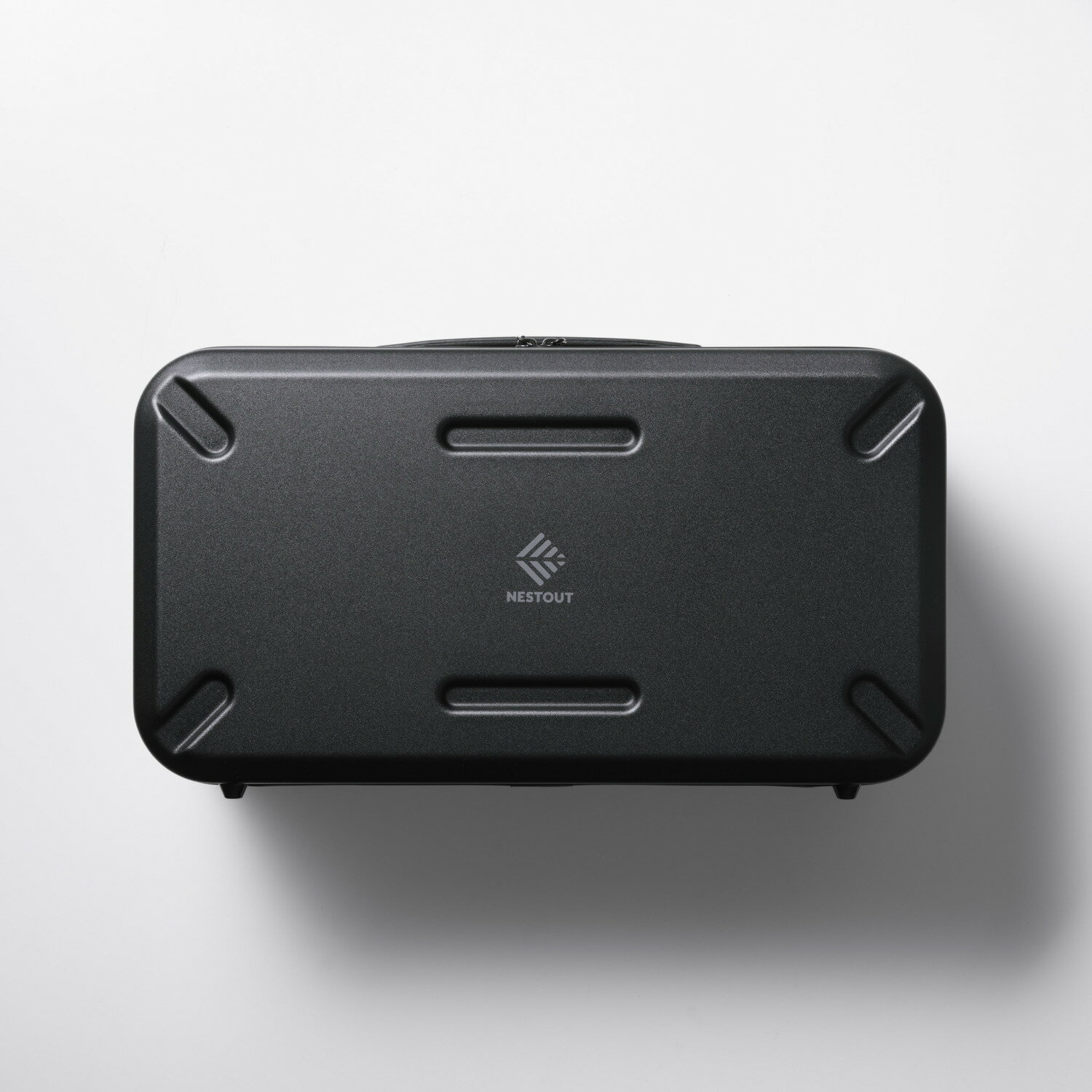 仕様／規格●サイズ：幅約470mm×奥行約250mm×高さ約185mm●重量：約1900g●材質：外側：ポリカーボネート、内側：ポリエステル、芯材：ポリウレタン、ハンドル：TPU/ポリプロピレン、サイドバー：亜鉛合金●カラー：ブラック●ポケット(気室内)：上部フタ側：ファスナーポケット×2、中仕切り部分：ストレッチポケット×2●容量：約16L●付属品：インナーケース×1、仕切り用板×5サイズL(約16L)カラーブラックメーカー品番BM-NESTGC1LBK商品説明●大切なギアをしっかりと保護する収納性が高いアウトドア用ギアケースです。ポリカーボネート素材を採用しており、頑丈で軽量です。内部には、耐衝撃クッションやカスタマイズ可能なモールシステム、大型ポケットを装備。スタッキングが可能で保管時にも便利です。Lサイズです。●アウトドアに特化したブランド　NESTOUT(ネストアウト)のギアケースです。●キャンプなどのアウトドアで、運搬・移動時に発生する振動や衝撃から、大切なギアを守ります。●外側にはポリカーボネートを採用。●真空成形によって造形されたボディは、軽量でありながら、衝撃や傷に対して高い耐性を備えています。また、汚れも簡単に拭き取ることができ、水が染み込むこともありません。●※ポリカーボネート自体は水を通しませんが、本製品は防水仕様ではありません。浸水する場合や継続的に水がかかる場合、ファスナー部分から水が侵入することがあります。●同シリーズのギアケースとスタッキングが可能です。LサイズはMサイズ約2個分の大きさで、同サイズ同士の重ね置きはもちろん、Lサイズの上にMサイズを2つ並べて配置できます。車載時や保管時にも、スペースを有効に活用できます。商品属性●カラー:[ ブラック系 ]商品カテゴリ●新着商品関連ワード●便利グッズ関連商品●NESTOUT(ネストアウト) ギアケース L(約16L) ベージュ BM-NESTGC1LBE●NESTOUT(ネストアウト) ギアケース M(約3L) ベージュ BM-NESTGC1MBE●NESTOUT(ネストアウト) ギアケース M(約3L) ブラック BM-NESTGC1MBEジャンル識別情報：/g1037/g208/g305/mCFF/※納期表示のご説明はこちら