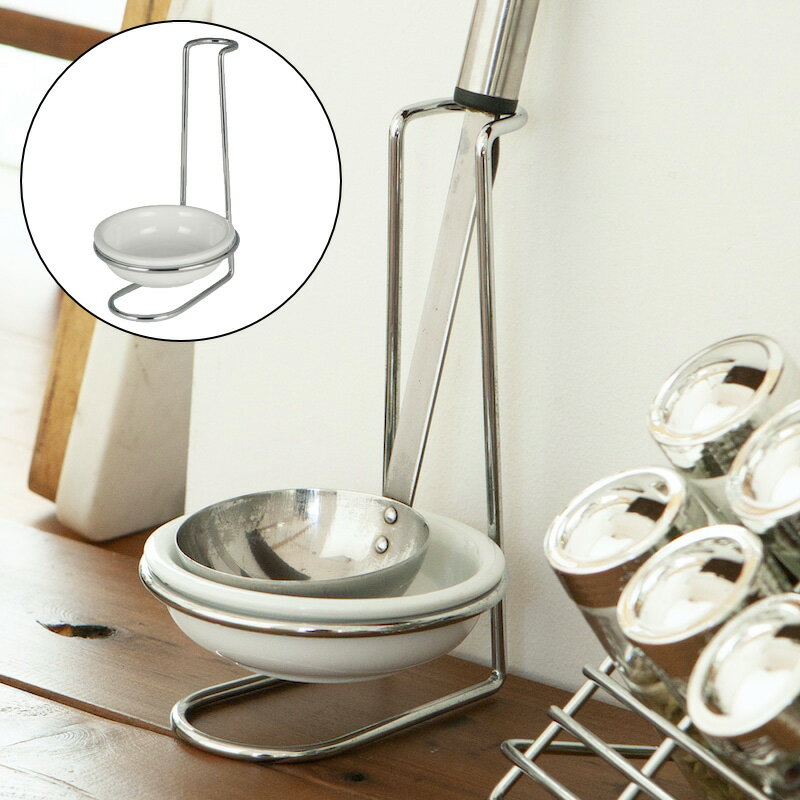 【DULTON SINGLE LADLE STAND】 ●サイズ：H180mm　トレイφ108mm ●素材：ステンレススチール／セラミック ●原産国：中国 ●北海道、沖縄、離島への配送は荷物中継料が別途かかります。 気持ちよく料理をするために、派手さは無いけど頼れるアイテムがこちら。使ったおたまを立てかけておけるスタンドです。陶器の小皿は味見用としても使え、取り外して洗えるので衛生的。鍋料理などに大活躍するのは間違いなし。おたま以外のキッチンツールの置き場所にも。