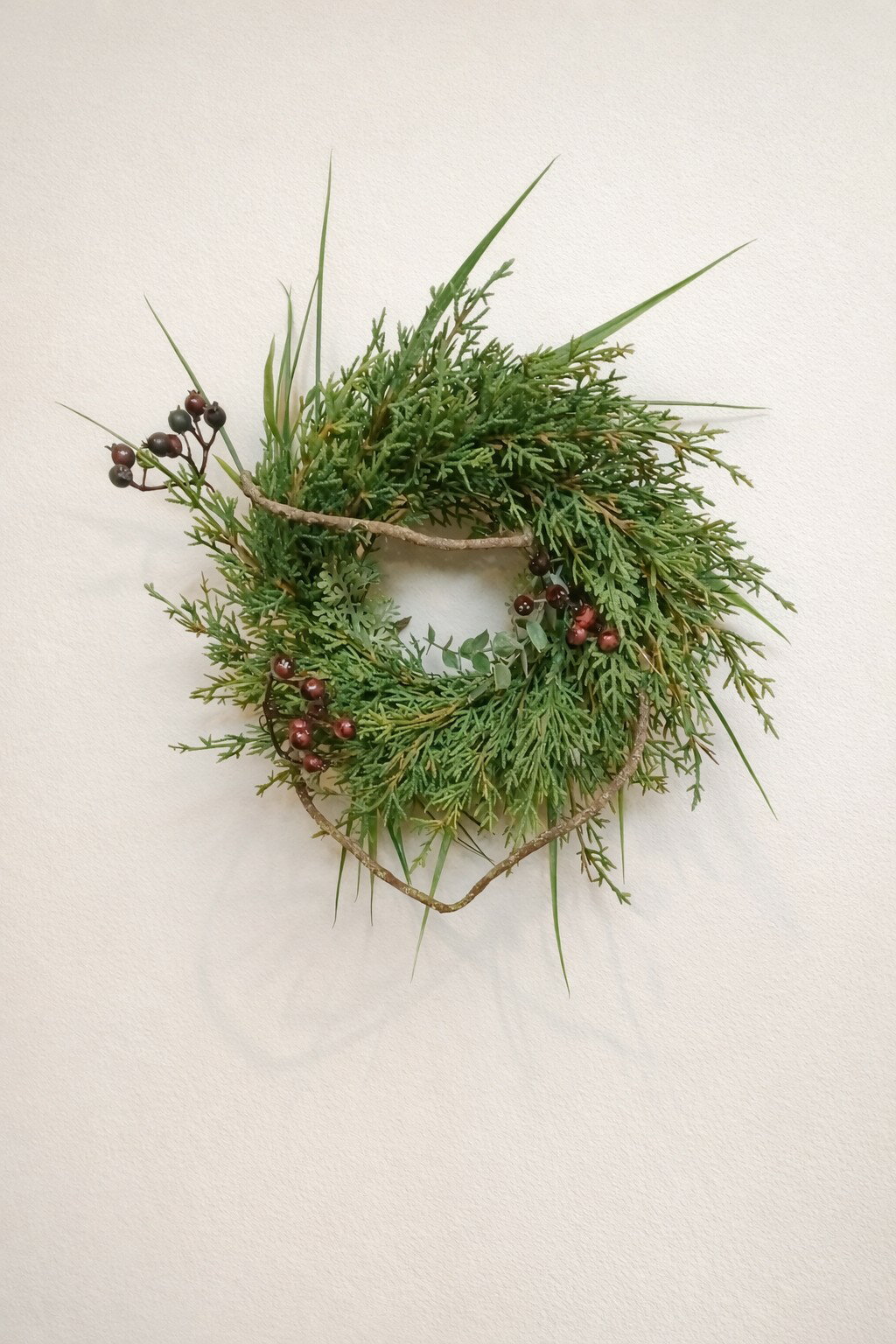 アーティフィシャルを使用したハンドメイドフラワーアレンジメント、洗練された自然美を、暮らしの中に。 繊細な枝のラインと、計算されたバランスが空間に洗練されたリズムをもたらし、インテリアに自然のエッセンスをスマートに取り入れられる フラワーリース 45