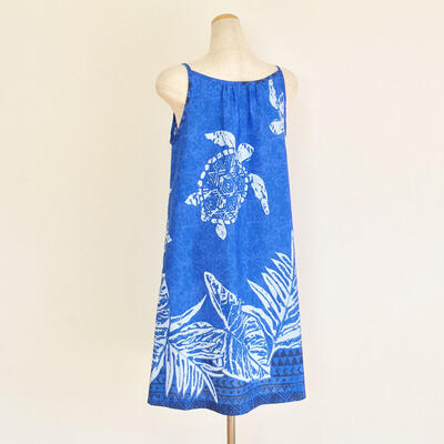 ストラップキャミソールワンピースドレス　ホヌ＆タパ柄〈ブルーホヌ〉【送料無料＿クリックポスト】ハワイアンファブリック　ハワイ生地ポリエステル65％ コットン35％　日本製