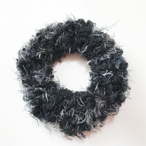 手編みのクロシェットシュシュ〈ブラック＆チャコールグレー〉【送料無料クリックポスト】ハワイアンヘアーアクセサリー　ふんわりもふもふアイテム　プードルシュシュ　ハンドメイド
