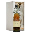 ワイン名：Moulin Touchais COTEAUX DU LAYON 1979 ワイン種別：白ワイン（甘口/貴腐ワイン） 容量：750ml 産地：フランス　ロワール地方 ブドウ品種：シュナンブラン100％ 生産者：ドメーヌ トゥーシェ フランスの白ワインの名産地に数えられるロワール地方コートデュレイヨン地区で生まれ、フランスの品質規格制度（AOC）に基づきブドウの品種・栽培方法・醸造方法・ワイン銘醸地などの細かい指定と厳しい規制によって統制管理された高品質のワインのひとつです。 【ワインの特徴】 栽培の過程でぶどうの果皮を侵食するバクテリアに有機物を分解させて、水分をなくすことにより果汁を凝縮させます。その糖度の高い果汁から造られる甘口のワインです。1979年 名前入り彫刻 生まれ年 白ワイン ムーラン トゥーシェ コトー デュ レイヨン 甘口 昭和54年 名入れ 誕生日プレゼント ワインセット 木箱入 1979年生まれの方の誕生日プレゼント、周年記念の贈り物にどうぞ。ご希望のお名前・メッセージ・日付を彫刻・スワロフスキーラインストーンを装飾して、世界でひとつだけのオリジナルギフトをおつくりします。 ラベルに生まれ年を表記、ボトルに名前が彫刻されたワインは飲んだあとも飾っておくことができます。いつまでも忘れられない記念年の誕生日プレゼントになります。 ワインのご紹介 1979年 白ワイン ムーラン トゥーシェ コトー デュ レイヨン 甘口 ワイン名：Moulin Touchais COTEAUX DU LAYON 1979 ワイン種別：白ワイン（甘口/貴腐ワイン） 容量：750ml 産地：フランス　ロワール地方 ブドウ品種：シュナンブラン100％ 生産者：ドメーヌ トゥーシェ フランスの白ワインの名産地に数えられるロワール地方コートデュレイヨン地区で生まれ、フランスの品質規格制度（AOC）に基づきブドウの品種・栽培方法・醸造方法・ワイン銘醸地などの細かい指定と厳しい規制によって統制管理された高品質のワインのひとつです。 【ワインの特徴】 栽培の過程でぶどうの果皮を侵食するバクテリアに有機物を分解させて、水分をなくすことにより果汁を凝縮させます。その糖度の高い果汁から造られる甘口のワインです。 ◎ワインのラベルは、できるだけ綺麗な状態のものをお選びしておりますが、 長い年月保存されたヴィンテージワインは、時期によってラベルに傷や汚れがある場合があります。あらかじめご了承くださいませ。 ◎このページの商品は、ご購入いただいた時点で彫刻加工サービスを希望されたと認識し、制作をさせていただきます。数量に限りがございますのでご注文のタイミングによっては在庫がなくなる場合がございます。 彫刻デザインを下記よりお選び下さい。 書体は下記よりお選び下さい。 サテン敷きの木箱に入れてお届けいたします。（写真はイメージです）