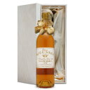 ワイン名：CHATEAU RIEUSSEC 1989 ワイン種別：白ワイン（甘口）貴腐ワイン 容量：750ml 産地：フランス　ボルドー地方　ソーテルヌ地区AOC ブドウ品種：セミヨン92％ ソーヴィニョンブラン5％ ミュスカデル3％ 生産者：シャトー リューセック フランスワインの名産地に数えられるボルドー地方ソーテルヌ地区AOCで生まれ、フランスの品質規格制度（AOC）に基づきブドウの品種・栽培方法・醸造方法・ワイン銘醸地などの細かい指定と厳しい規制によって統制管理された高品質のワインのひとつです。 【ワインの特徴】 栽培の過程でぶどうの果皮を侵食するバクテリアに有機物を分解させて、水分なくすことにより果汁を凝縮させます。その糖度の高い果汁から造られる甘口のワインです。1989年 生まれ年 白ワイン シャトー リューセック 甘口 昭和64年/平成元年 男性 女性 誕生日プレゼント ワインセット 木箱入 1989年生まれの方の誕生日プレゼント、周年記念の贈り物にどうぞ。 ラベルに生まれ年を表記されたワインは飲んだあとも飾っておくことができます。いつまでも忘れられない記念年の誕生日プレゼントになります。 ワインのご紹介 1989年 白ワイン シャトー リューセック 甘口 ワイン名：CHATEAU RIEUSSEC 1989 ワイン種別：白ワイン（甘口）貴腐ワイン 容量：750ml 産地：フランス　ボルドー地方　ソーテルヌ地区AOC ブドウ品種：セミヨン92％ ソーヴィニョンブラン5％ ミュスカデル3％ 生産者：シャトー リューセック フランスワインの名産地に数えられるボルドー地方ソーテルヌ地区AOCで生まれ、フランスの品質規格制度（AOC）に基づきブドウの品種・栽培方法・醸造方法・ワイン銘醸地などの細かい指定と厳しい規制によって統制管理された高品質のワインのひとつです。 【ワインの特徴】 栽培の過程でぶどうの果皮を侵食するバクテリアに有機物を分解させて、水分なくすことにより果汁を凝縮させます。その糖度の高い果汁から造られる甘口のワインです。 ◎ワインのラベルは、できるだけ綺麗な状態のものをお選びしておりますが、 長い年月保存されたヴィンテージワインは、時期によってラベルに傷や汚れがあることがあります。あらかじめご了承くださいませ。 木箱に入れて、ていねいにラッピングをいたします。（イメージ画像）