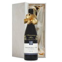 ワイン名：BERTRAND BACHELET MARANGES LA FUSSIERE 2019 ワイン種別：赤ワイン（辛口） 容量：750ml 産地：フランス　ブルゴーニュ地方　コート ド ボーヌ 地区 マランジュ ブドウ品種：ピノノワール100％ 生産者：ベルトラン バシュレ フランスワインの名産地に数えられるブルゴーニュ地方コートドボーヌ地区マランジュで生まれ、フランスの品質規格制度（AOC）に基づきブドウの品種・栽培方法・醸造方法・ワイン銘醸地などの細かい指定と厳しい規制によって統制管理された高品質のワインのひとつです。 【ワインの特徴】 ブドウ品種のピノノワールはフランスのブルゴーニュ地方で栽培されており、ブルゴーニュ赤ワインのブドウ品種の王様と称されています。ブドウの果皮や色が薄く淡い色のワインになります。酸味は強めですが、タンニンによる渋味がとても少なくやや軽めの味わいに仕上がるのが特徴です。2019年 名前入り彫刻 生まれ年 赤ワイン ベルトラン バシュレ マランジュ ラ フュシエール 辛口 平成31年/令和元年 名入れ 誕生日プレゼント ワインセット 木箱入 2019年生まれの方の誕生日プレゼント、周年記念の贈り物にどうぞ。ご希望のお名前・メッセージ・日付を彫刻・スワロフスキーラインストーンを装飾して、世界でひとつだけのオリジナルギフトをおつくりします。 ラベルに生まれ年を表記、ボトルに名前が彫刻されたワインは飲んだあとも飾っておくことができます。いつまでも忘れられない記念年の誕生日プレゼントになります。 ワインのご紹介 2019年 赤ワイン ベルトラン バシュレ マランジュ ラ フュシエール 辛口 ワイン名：BERTRAND BACHELET MARANGES LA FUSSIERE 2019 ワイン種別：赤ワイン（辛口） 容量：750ml 産地：フランス　ブルゴーニュ地方　コート ド ボーヌ 地区 マランジュ ブドウ品種：ピノノワール100％ 生産者：ベルトラン バシュレ フランスワインの名産地に数えられるブルゴーニュ地方コートドボーヌ地区マランジュで生まれ、フランスの品質規格制度（AOC）に基づきブドウの品種・栽培方法・醸造方法・ワイン銘醸地などの細かい指定と厳しい規制によって統制管理された高品質のワインのひとつです。 【ワインの特徴】 ブドウ品種のピノノワールはフランスのブルゴーニュ地方で栽培されており、ブルゴーニュ赤ワインのブドウ品種の王様と称されています。ブドウの果皮や色が薄く淡い色のワインになります。酸味は強めですが、タンニンによる渋味がとても少なくやや軽めの味わいに仕上がるのが特徴です。 ◎ワインのラベルは、できるだけ綺麗な状態のものをお選びしておりますが、 長い年月保存されたヴィンテージワインは、時期によってラベルに傷や汚れがある場合があります。あらかじめご了承くださいませ。 ◎このページの商品は、ご購入いただいた時点で彫刻加工サービスを希望されたと認識し、制作をさせていただきます。数量に限りがございますのでご注文のタイミングによっては在庫がなくなる場合がございます。 彫刻デザインを下記よりお選び下さい。 書体は下記よりお選び下さい。 サテン敷きの木箱に入れてお届けいたします。（写真はイメージです）