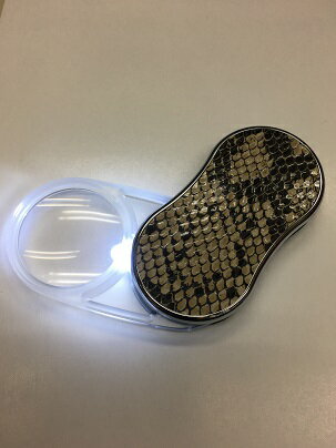 スネーク柄3倍LEDルーペ&メガネ型3倍ペンダントルーペセット