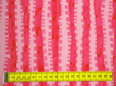 郷家啓子さんデザイン布 【素材】木綿100% シャーティング 【布幅】110cm 【価格】10cm　￥165 【色】ピンク系 写真のため実際の色とは多少異なって見えます。
