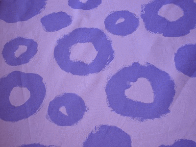 郷家啓子さんデザイン布 【素材】木綿100％　シャーティング 【布幅】約110cm 【価格】10cm　￥154 【色】薄紫地 写真のため実際の色とは多少異なって見えます。
