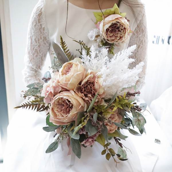 ドライフラワー風 クラッチブーケ　ブト付　アレルギーや海外渡航持ち込みOK 前撮り スワッグ