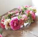 商品情報 使用花材 アートフラワー使用。アジサイ・薔薇など サイズ 長さ・・・約50-55センチ。最大幅・・・約5-6リボンで頭部の微調整可能です。 注意点 ◆ケース・その他オプションの追加料金はオーダー受注後、手動で加算されます。 オーダー時点では変更前の金額となっていますので 正式な合計金額は受注受付メールでご確認下さいませ。◆お花の入荷状態や取り寄せた時期により、若干色味,内容などが違う場合も御座います。 またひとつひとつ手作りのため配置が画像より若干違う場合も御座います。 ご理解頂きました上でのオーダーを宜しくお願い致します◆素材のお色により強い摩擦等での色移りが起こる可能性などが御座います。※ブーケは参考商品です※その他 花冠専用のギフトボックス販売しております。プレゼントや保管用ケースにおすすめです。（￥900・税別）ご希望の方はページ上部のプルダウンからお選びください。*misuzu*　花冠　大人可愛いホットピンク　前撮り　フェス　ウェディング　ブライダル　ビーチフォト　海外挙式012 *misuzu*　花冠　前撮り　フェス　ウェディング　ブライダル　ビーチフォト　海外挙式　crown012 柔らかなパステルカラーが人気の花冠！ウェディングやフェスに！ ひとつひとつのお花をワイヤリングして丁寧に紡いでいくとても手の込んだ花冠です。そのため、お花の向きやつめ具合など、自分の好きなように微調整する事も可能ですよ♪ 美鈴でも通年人気の花冠です♪ぱっきりしたホットピンクにシルバーグリーン系が映える素敵な花冠。程よいボリューム感で、可愛らしさと大人っぽさを兼ねた素敵な色合いです。結婚式の披露宴、2次会、パーティ、ビーチフォト、フェスなど使い道は色々！ 3