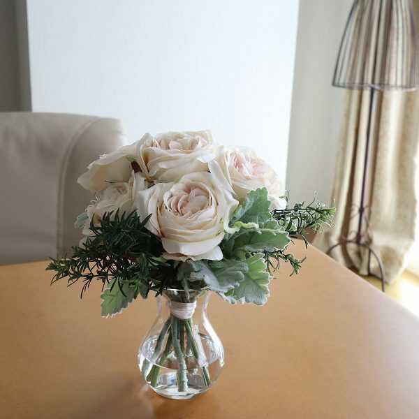 商品情報使用花材アーティフィシャルフラワー使用。使用花材・・・　フレンチローズ　ローズマリー　シロタエギクサイズ高さ・・・ガラス花器底面からトップの花まで　　　約20センチ前後ガラス花器　　Φ8．5×H12cm 注意点・本製品は食べ物ではあ...