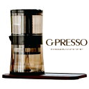 ジャイロプレッソコーヒーメーカー G-PRESSO G-Pressoでおうち時間を楽しもう！ 先進的な遠心力を利用した低温加抽出方法で豊かなクレマと深くまろやかな風味のデュアルブリューコーヒーメーカー。おうち時間の増加で、「本格的なコーヒーを自宅で味わいたい」という方におすすめ！G-PREESOは、ご自宅でお店に負けない深い味わいのコーヒーを入れることが可能です。さらに、水でもお湯でも豆本来の美味しさと豊かな風味を引き出してくれます。 Cold Brewだけではなく、Hot Brewも楽しめるのでその日、その時の気分に合わせてスグに淹れられます。またコーヒーを入れている最中も、豆の香りを楽しみながら、静かに遠心力で抽出されていくG-PREESOの様子を眺めるのも、リフレッシュに繋がることでしょう。朝の始まりのひと時に、ブレイクタイムのお供に、テレワークの気分転換に。たった4分で味わえる、G-PREESOをどうぞお楽しみください。 初心者から上級者まで楽しめる、Cold Brewの魅力 近年トレンドの水出しコーヒーCold Brew(コールドブリュー)は、低温抽出のため、酸味がまろやかでフルーティで口当たりが良いことから、コーヒーが苦手な人でも飲みやすいことが特徴です。 しかし、従来のCold Brewは時間がかかり過ぎることが、欠点でした。また、短時間で水出しコーヒーができるという謳い文句の商品も、抽出濃度が薄くコクのないコーヒーが出来上がる事もしばしばでした。G-PREESOは遠心力を使用して、短時間で深い味わいのコーヒーを抽出することができる、革命的な時短商品です。 ジャイロプレッソコーヒーメーカー G-PRESSO の詳細 商品名 ジャイロプレッソコーヒーメーカー G-PRESSO MDK-GP01 サイズ(約) 205×110直径(mm) 重量(約) 635g 電源 単3アルカリ乾電池×3本 電池寿命 約100回分(電池より異なります) 防水仕様 コントロールユニットは日常防水 付属品 キャリングケース、シリコンケース、ジャイロフィルター、タンバー、ミルクフロッサー、計量スプーン、クリーニングブラシ、マニュアル メーカー 株式会社MEDIK 区分 キッチン家電 広告文責　(有)アテーネシステム　076-254-0238