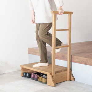 ＼ページ限定・ティースプーン付／　手すり付き玄関踏み台 片側手すり 天然木タモ 幅67 MFD-6907