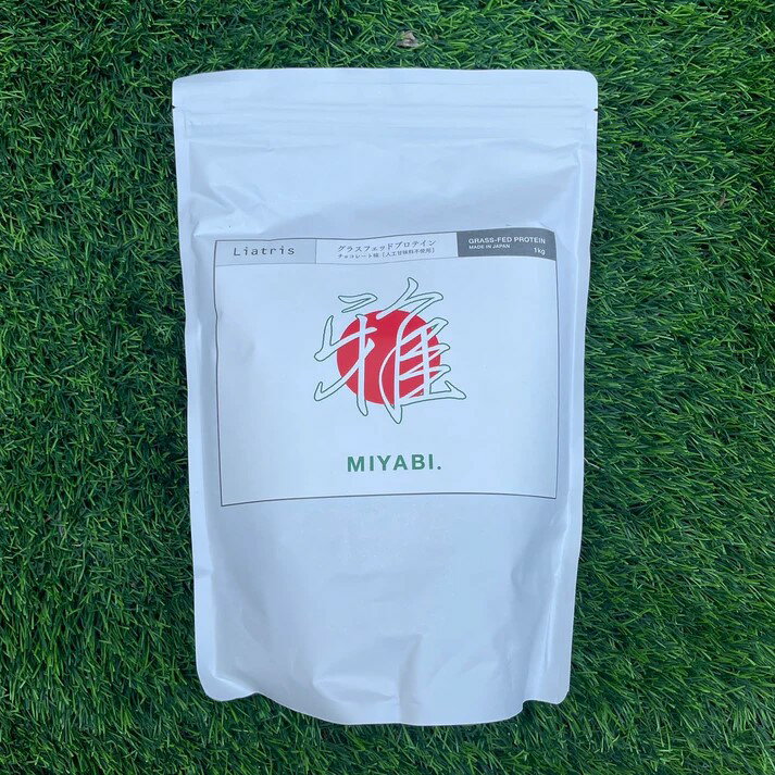 リアトリス MIYABI. グラスフェッドプロテイン チョコレート味 1kg / 雅 人工甘味料、保存料、着色料、乳化剤、増粘剤、不使用で体に優しいホエイプロテインのサムネイル