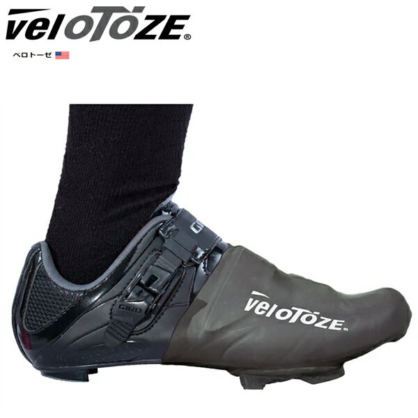 【商品説明】 Velo Toze ヴェロトーゼ トゥーカバー トゥー カバー 気温の低い時期や雨の日に活躍する防水、防風のトゥーカバー。 雨の日や霧に包まれた朝の道でも快適に走ることができます。 防風性に優れているため、高い保湿性があります。 また、防水素材を使用し、霧や水の跳ね返りからつま先を守ります。 非常に軽く、柔らかい素材なので着脱も簡単です。 小さく折りたたむことも出来るので持ち運びやすいカバーです。 ●サイズ：ワンサイズ ●カラー：ブラック、ホワイト、レッド、ピンク、オレンジ、イエロー、グリーン、ブルー 【仕様】 【掲載情報】 当ショップは実店舗とメーカー在庫を共有しております。 掲載商品は、一部を除きお客様からのご注文を頂いた後でのお取り寄せとなっております。 ショッピングでの記載商品は確実に、在庫がある事をお約束するものではありませんのでご了承くださいませ。【BRAND】