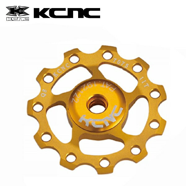 【商品説明】 KCNC ジョッキー ホイール 15T プーリー 11s/10s/9s 15T ディレーラー プーリー ジョッキーホイール [JOCKEY WHEEL] 歯数：15T 定番ドレスアップパーツが11速に対応 9/10/11 速用 材質：CNC切削7075アルミ合金 ベアリング：ステンレススチール 適合：SHIMANO、CAMPAGNOLO、SRAMの9/10/11速ディレーラー（SRAMのガイドプーリーには非対応。SRAM APEX も非対応。） ボールベアリングでスムーズな回転。 樹脂製のプーリーと比べて剛性が高くパワーを逃がさない。 ミドルグレードまでのディレーラーに装備されているブッシュ式ディレーラーのアップグレードに最適。 ガイドプーリー（上側）、テンションプーリー（下側）の両方に使用可能。 歯数はディレーラーに標準で付属するサイズを推奨。 1個入り。 ※取り付け後は必ず乗車前に調整台などで変速の動作確認をお願いします。 ディレイラーハンガー等に曲がりがありますとチェーンが外れ、 フレームやリアディレイラー等が破損に至る恐れがございます。 【仕様】 【掲載情報】 当ショップは実店舗とメーカー在庫を共有しております。 掲載商品は、一部を除きお客様からのご注文を頂いた後でのお取り寄せとなっております。 ショッピングでの記載商品は確実に、在庫がある事をお約束するものではありませんのでご了承くださいませ。【BRAND】