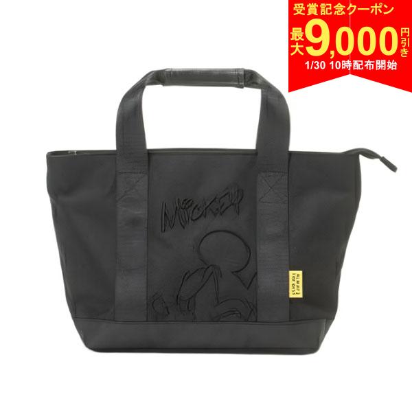 この商品の特徴即日出荷ブラックディズニーテーマのオールドミッキーモチーフが際立つラウンドバッグです。3D刺繍が特徴的で、大人ディズニーを演出。ロゴ入りライニングとイエロー基調のアクセントが施され、持ち手握る部分は合皮巻きで手触り良好。内4ヶ所、外1ヶ所の計5ヵ所のポケットが整理整頓をサポートします。ペットボトル用の保冷ポケットも搭載。機能的でシンプルなデザインが特長のアイテム。スペック素材ポリエステルサイズ(cm)W27×D12×H24カラーブラック(10)生産国中国発売日：2024年ゴルフバッグ Disney BLACK MICKY